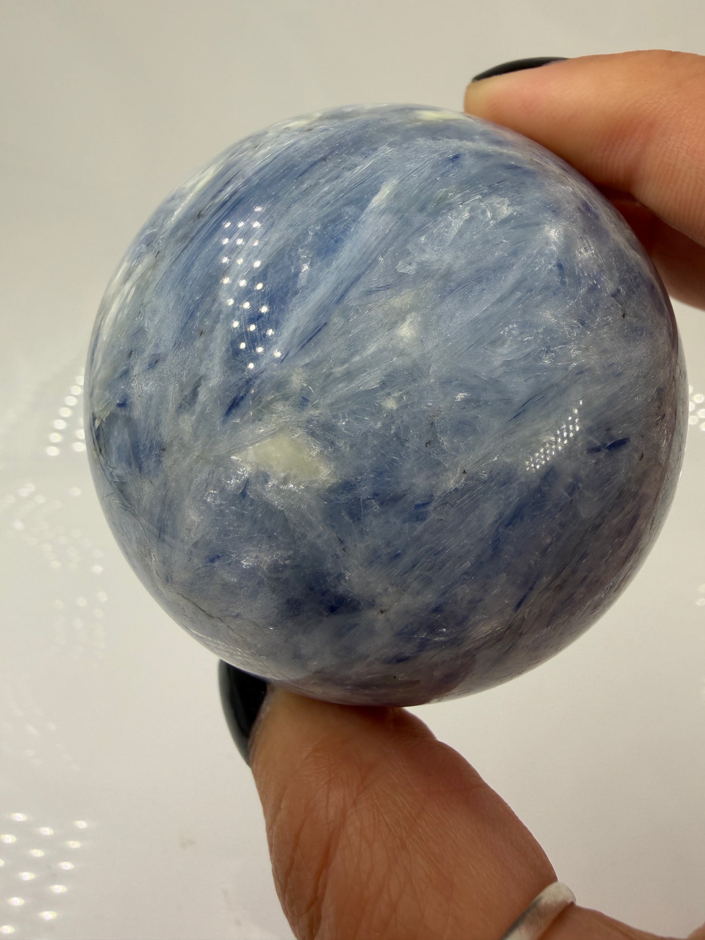 handpolierte Mineralien-Kugel in Blau mit charakteristischer Lamellenstruktur, Durchmesser 6,4 cm