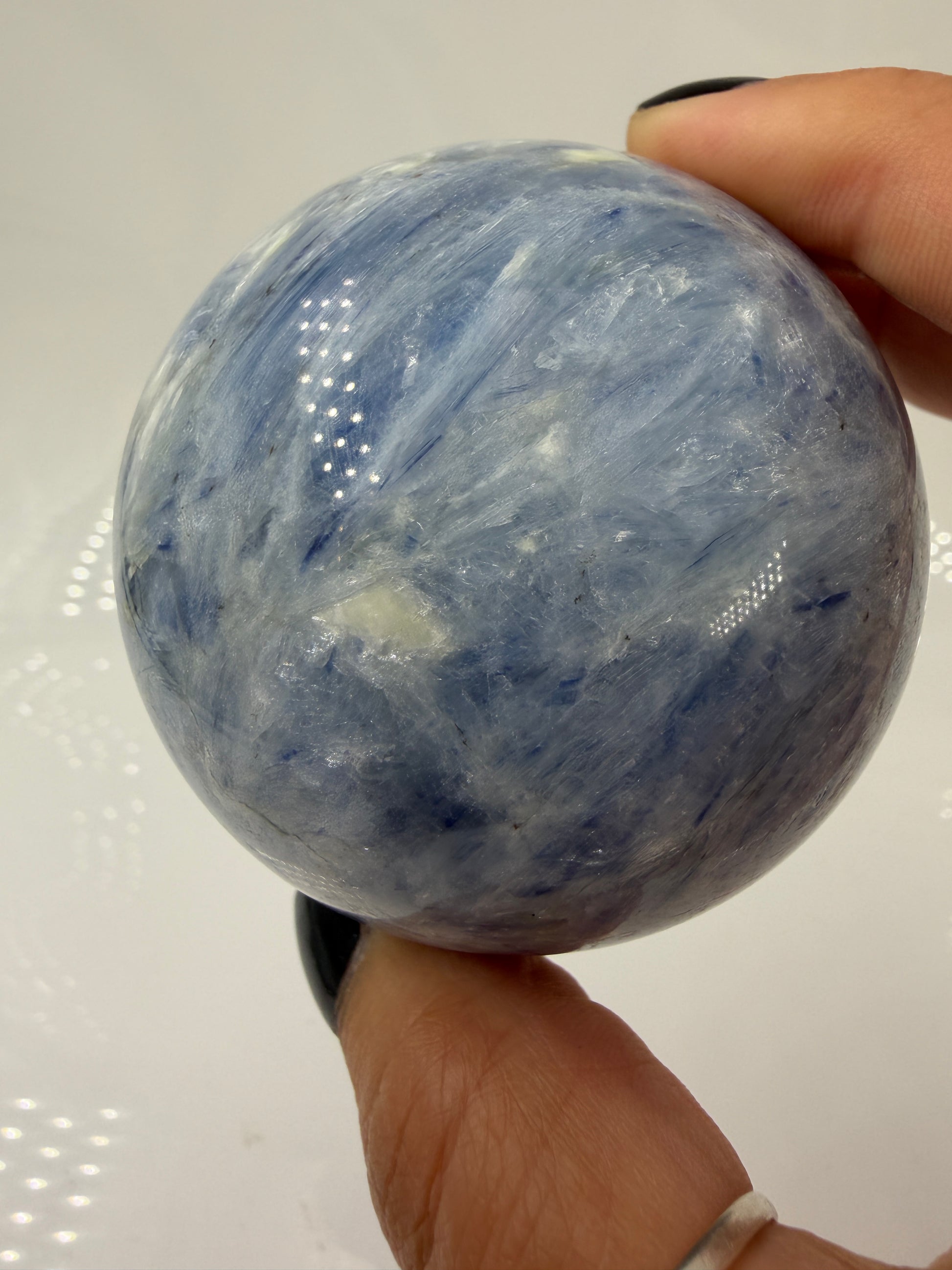 handpolierte Mineralien-Kugel in Blau mit charakteristischer Lamellenstruktur, Durchmesser 6,4 cm