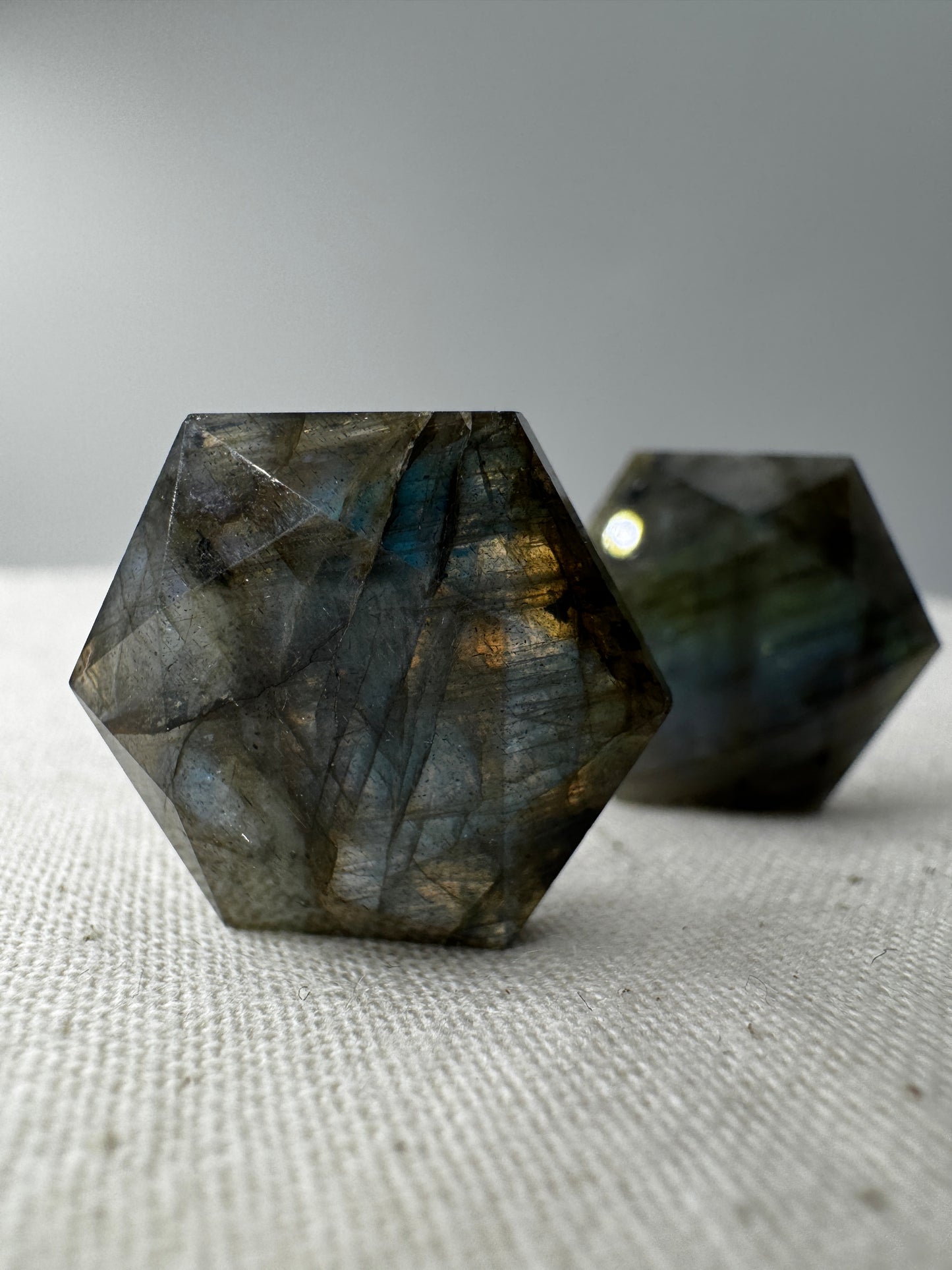 Handgeschliffener Labradorit-Feenstein in hexagonaler Form, ca. 2 cm, mit blaugrünem Labradoreszieren