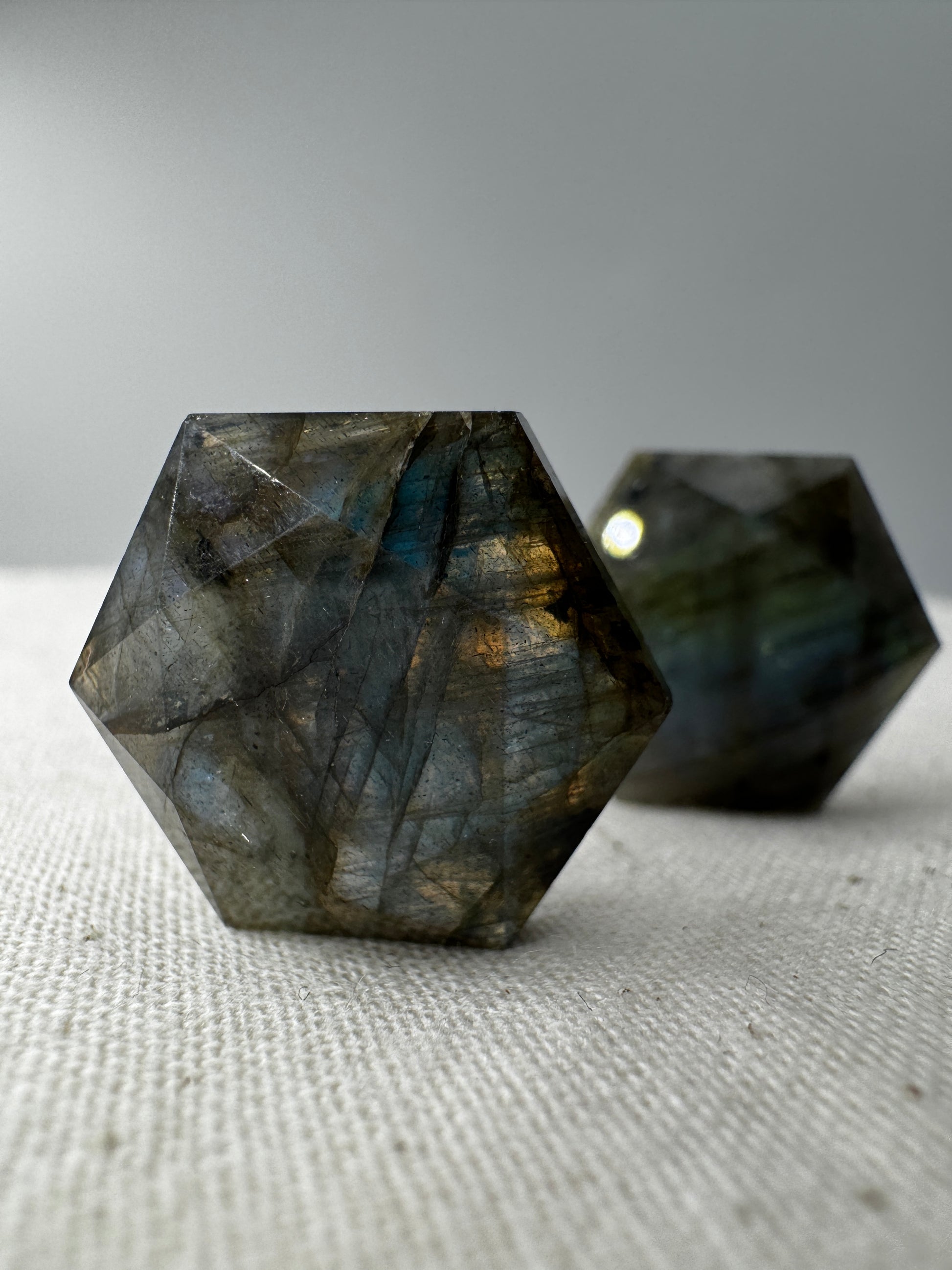 Handgeschliffener Labradorit-Feenstein in hexagonaler Form, ca. 2 cm, mit blaugrünem Labradoreszieren
