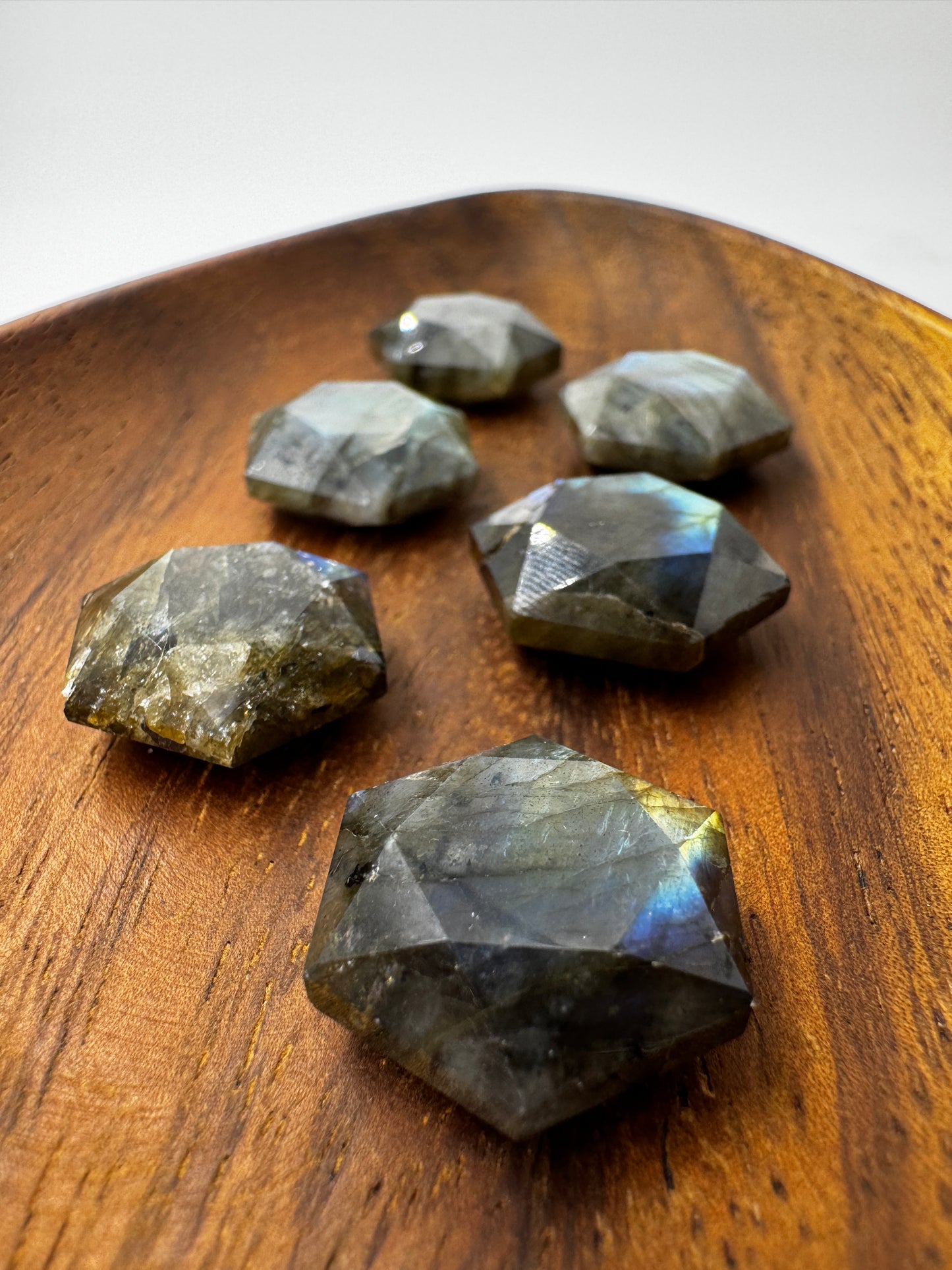 Handgeschliffener Labradorit-Feenstein in hexagonaler Form, ca. 2 cm, mit blaugrünem Labradoreszieren