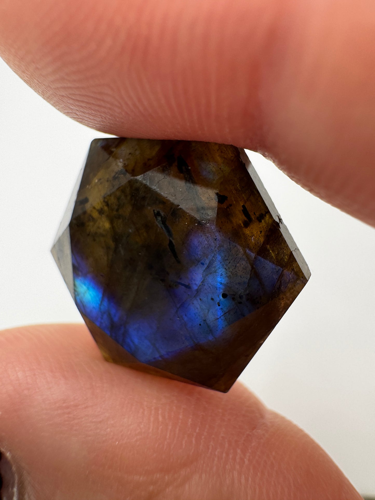 Handgeschliffener Labradorit-Feenstein in hexagonaler Form, ca. 2 cm, mit blaugrünem Labradoreszieren