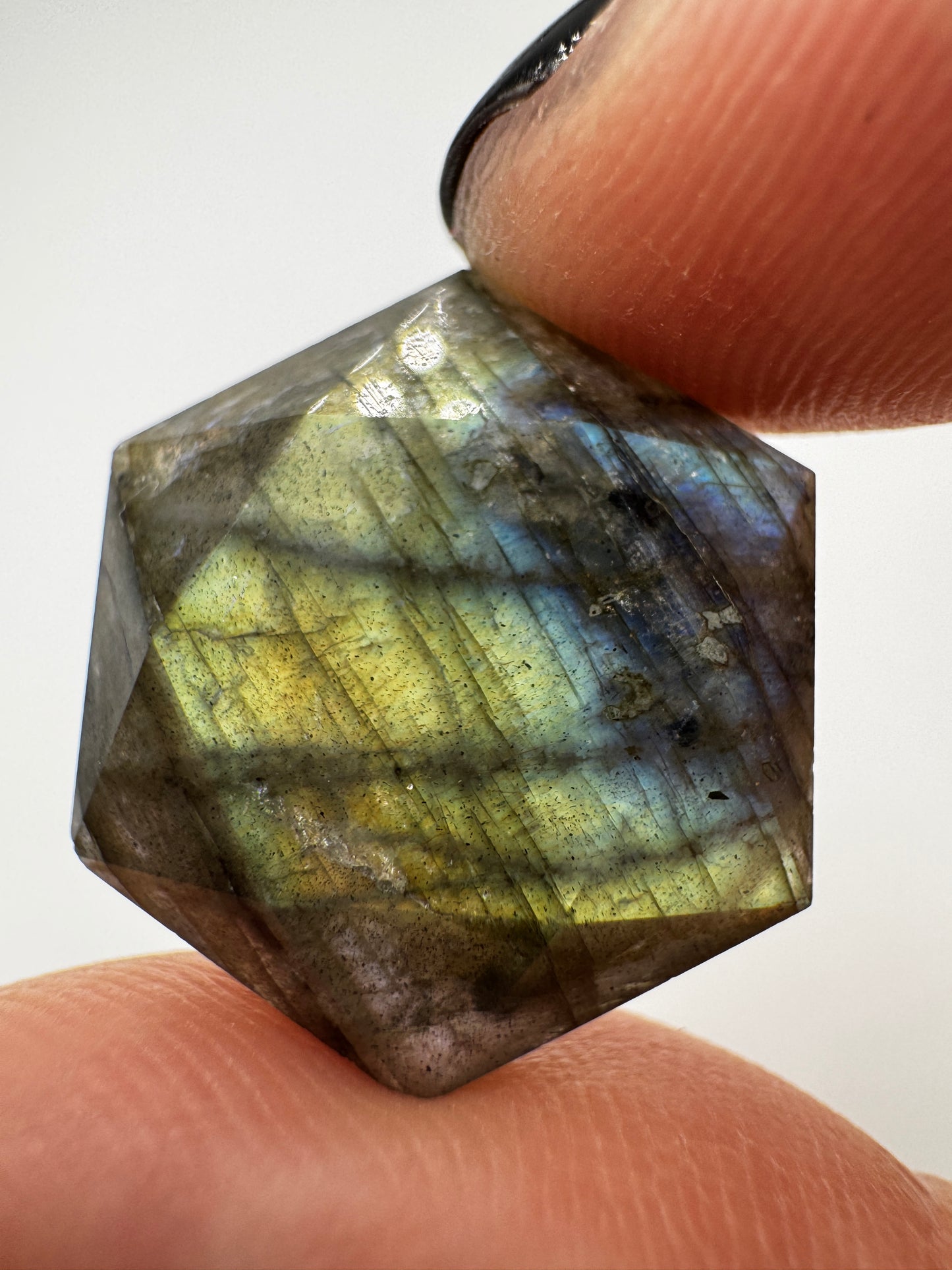 Handgeschliffener Labradorit-Feenstein in hexagonaler Form, ca. 2 cm, mit blaugrünem Labradoreszieren