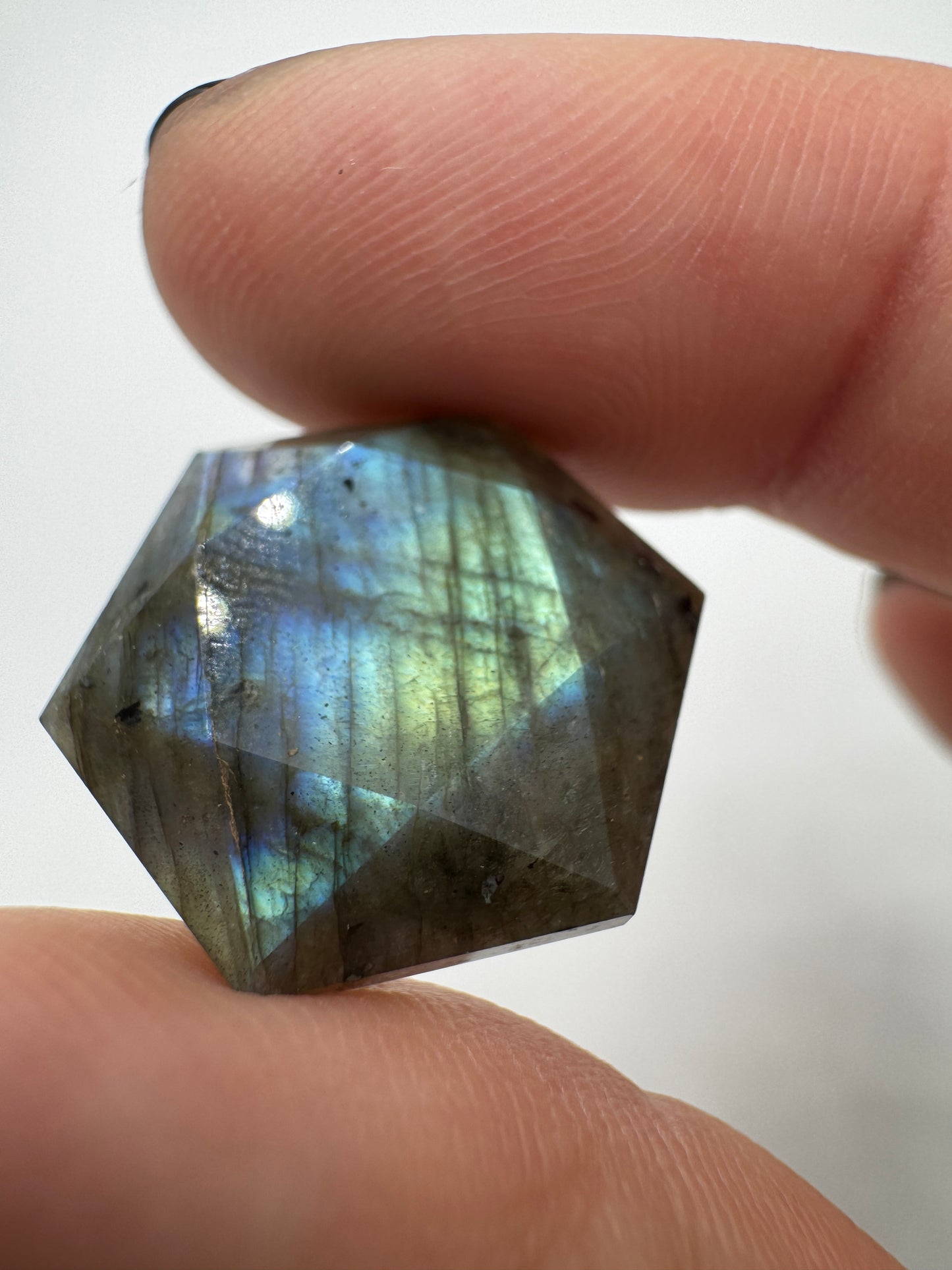 Handgeschliffener Labradorit-Feenstein in hexagonaler Form, ca. 2 cm, mit blaugrünem Labradoreszieren