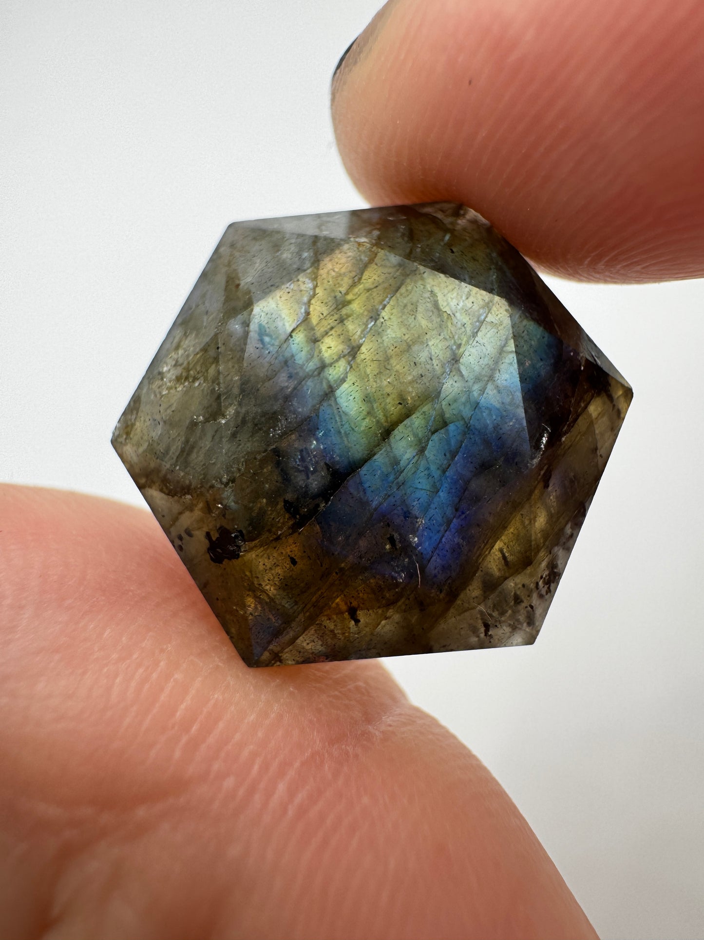Handgeschliffener Labradorit-Feenstein in hexagonaler Form, ca. 2 cm, mit blaugrünem Labradoreszieren