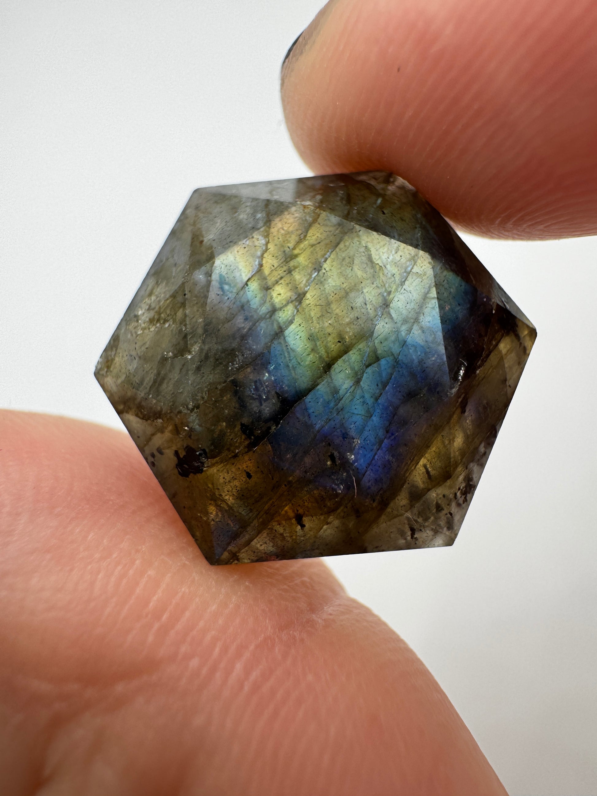 Handgeschliffener Labradorit-Feenstein in hexagonaler Form, ca. 2 cm, mit blaugrünem Labradoreszieren