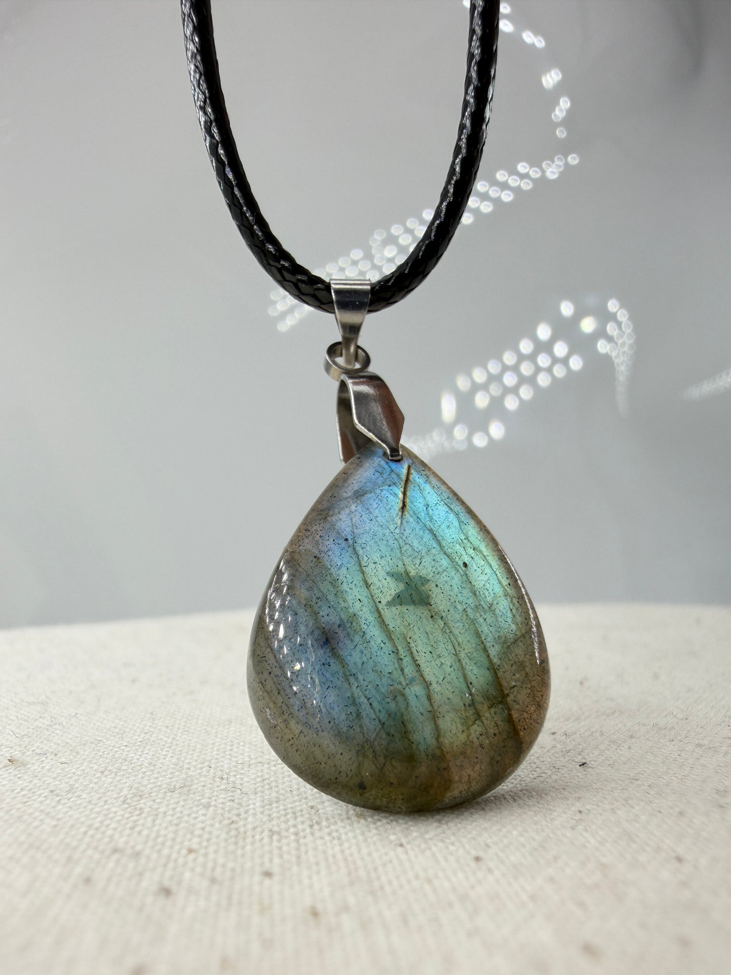 Labradorit Cabochon-Anhänger LA12 mit Edelstahl-Clip – schimmernder Naturstein mit Labradoreszenz, ca. 2,6 × 2 cm