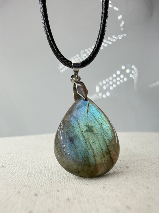 Labradorit Cabochon-Anhänger LA12 mit Edelstahl-Clip – schimmernder Naturstein mit Labradoreszenz, ca. 2,6 × 2 cm