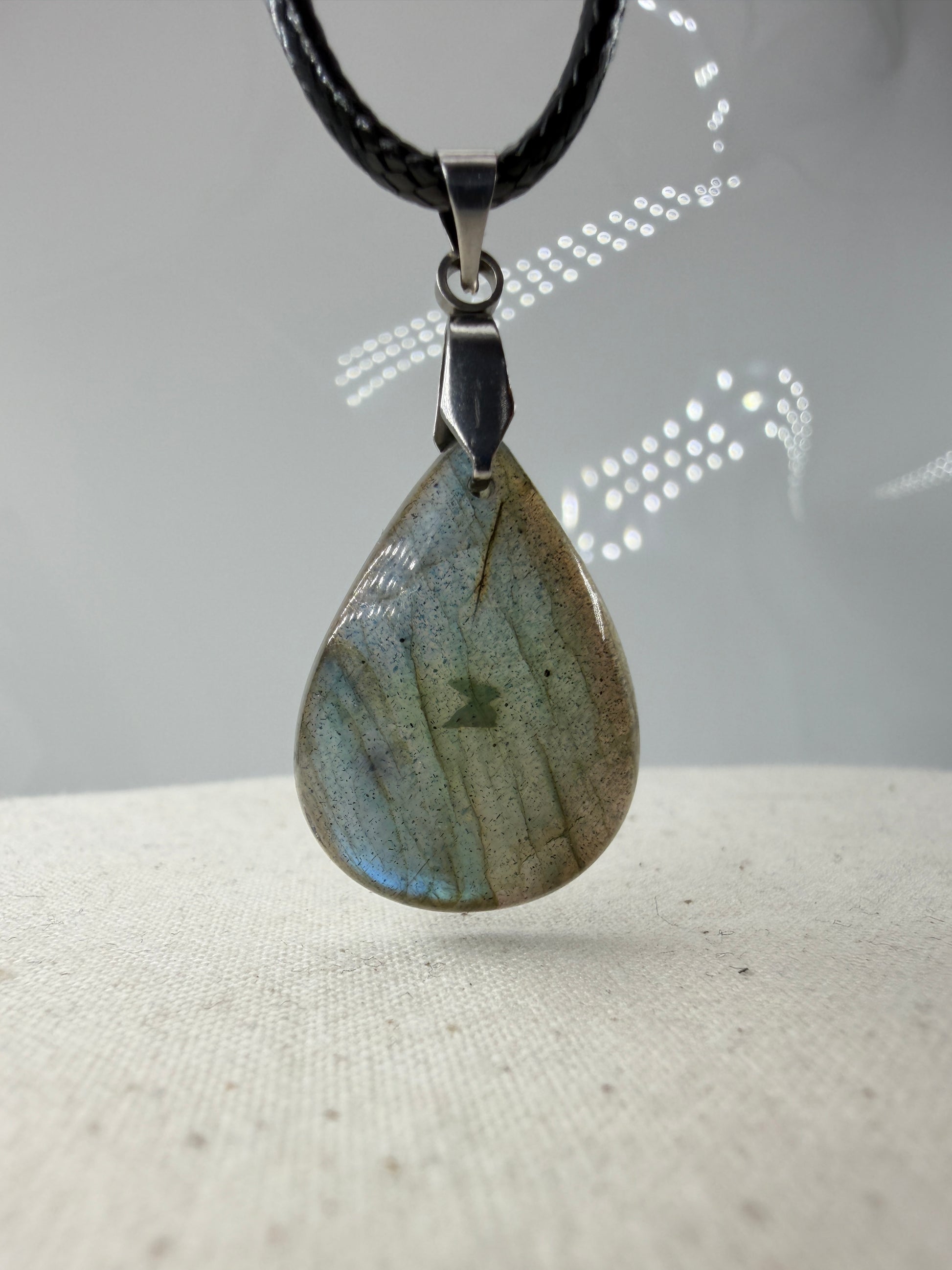Labradorit Cabochon-Anhänger LA12 mit Edelstahl-Clip – schimmernder Naturstein mit Labradoreszenz, ca. 2,6 × 2 cm
