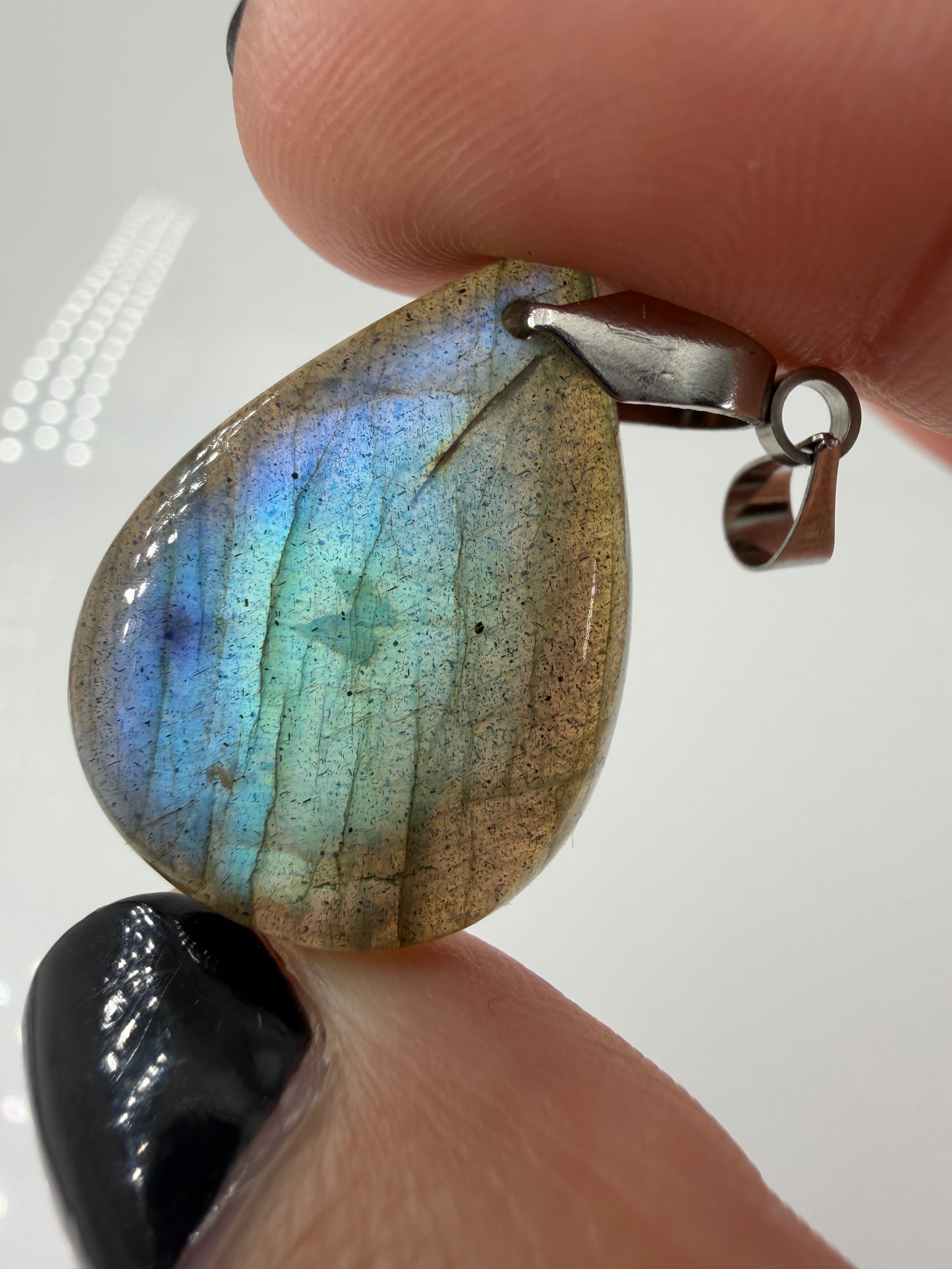 Labradorit Cabochon-Anhänger LA12 mit Edelstahl-Clip – schimmernder Naturstein mit Labradoreszenz, ca. 2,6 × 2 cm