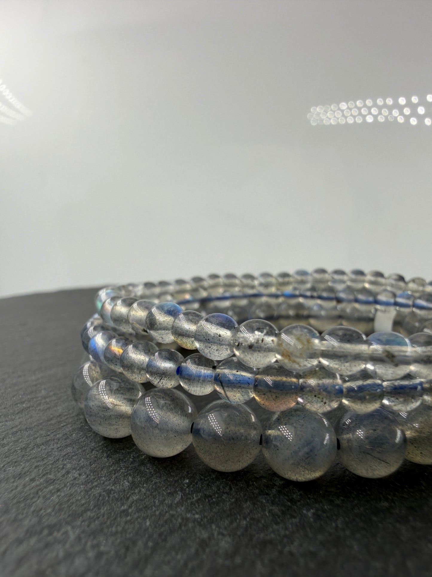 Labradorit Armband mit Labradoreszenz-Effekt.