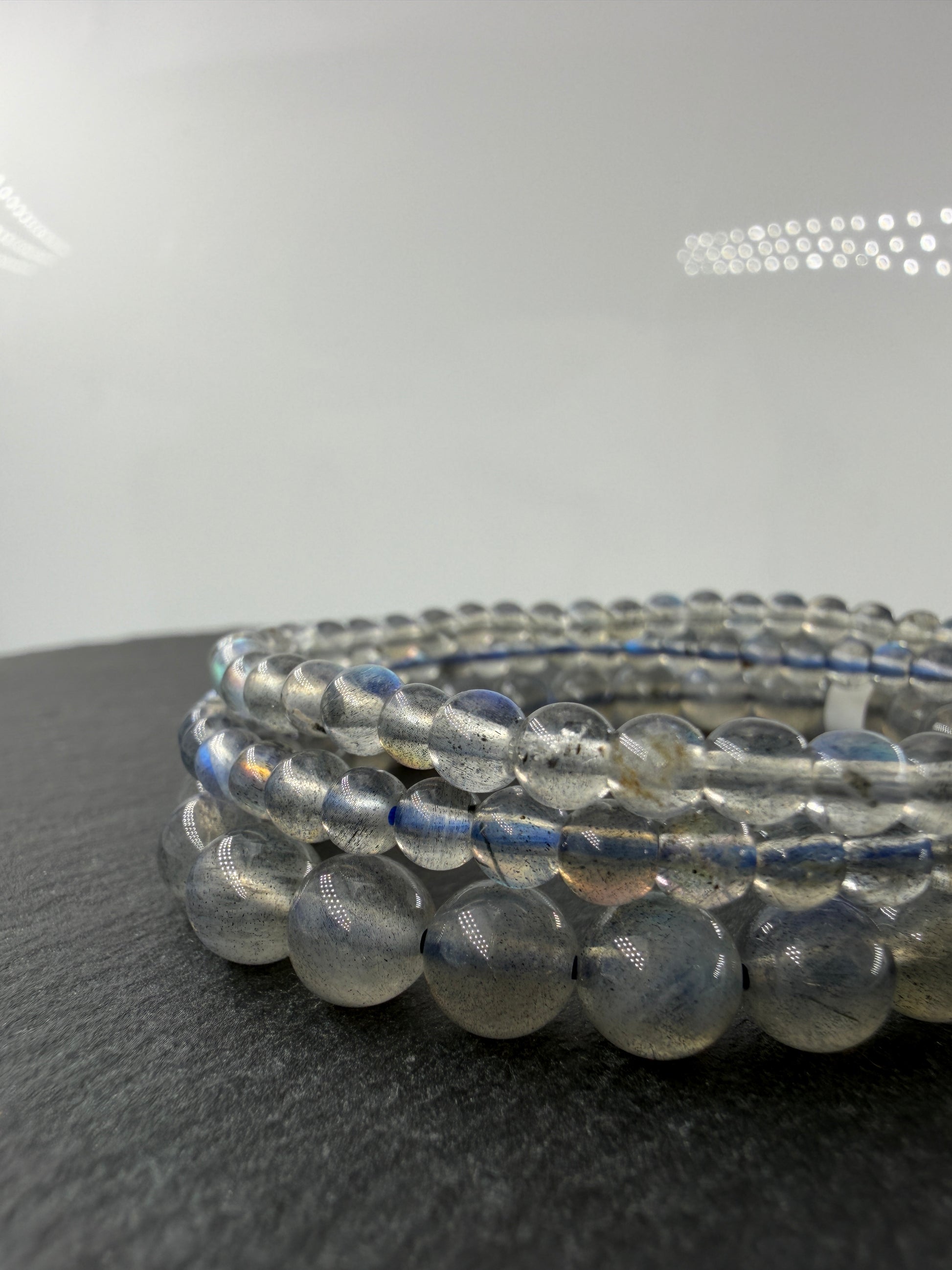Labradorit Armband mit Labradoreszenz-Effekt.