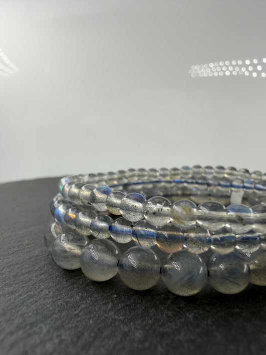 Labradorit Armband mit Labradoreszenz-Effekt.