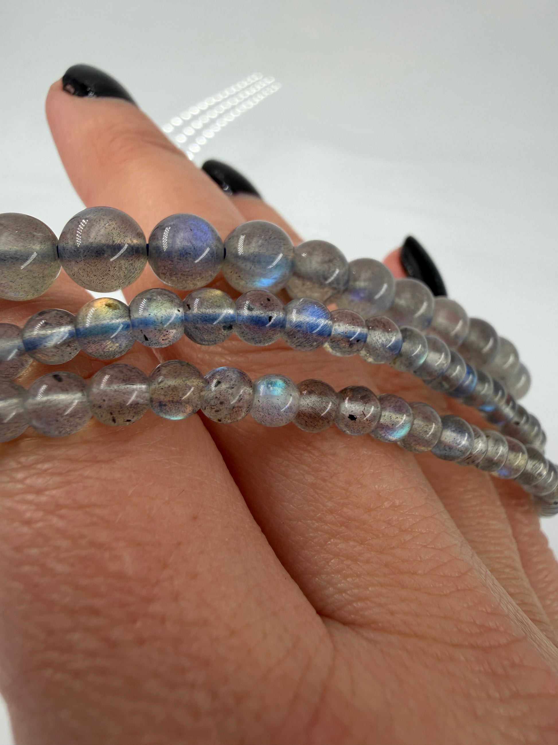Labradorit Armband mit Labradoreszenz-Effekt.