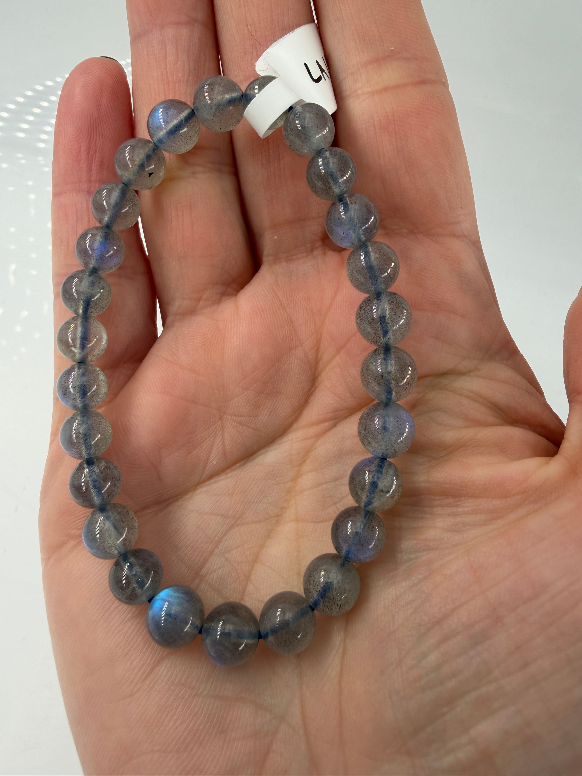 Labradorit Armband mit Labradoreszenz-Effekt.