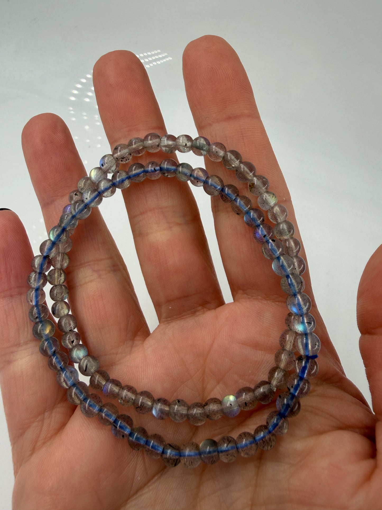 Labradorit Armband mit Labradoreszenz-Effekt.