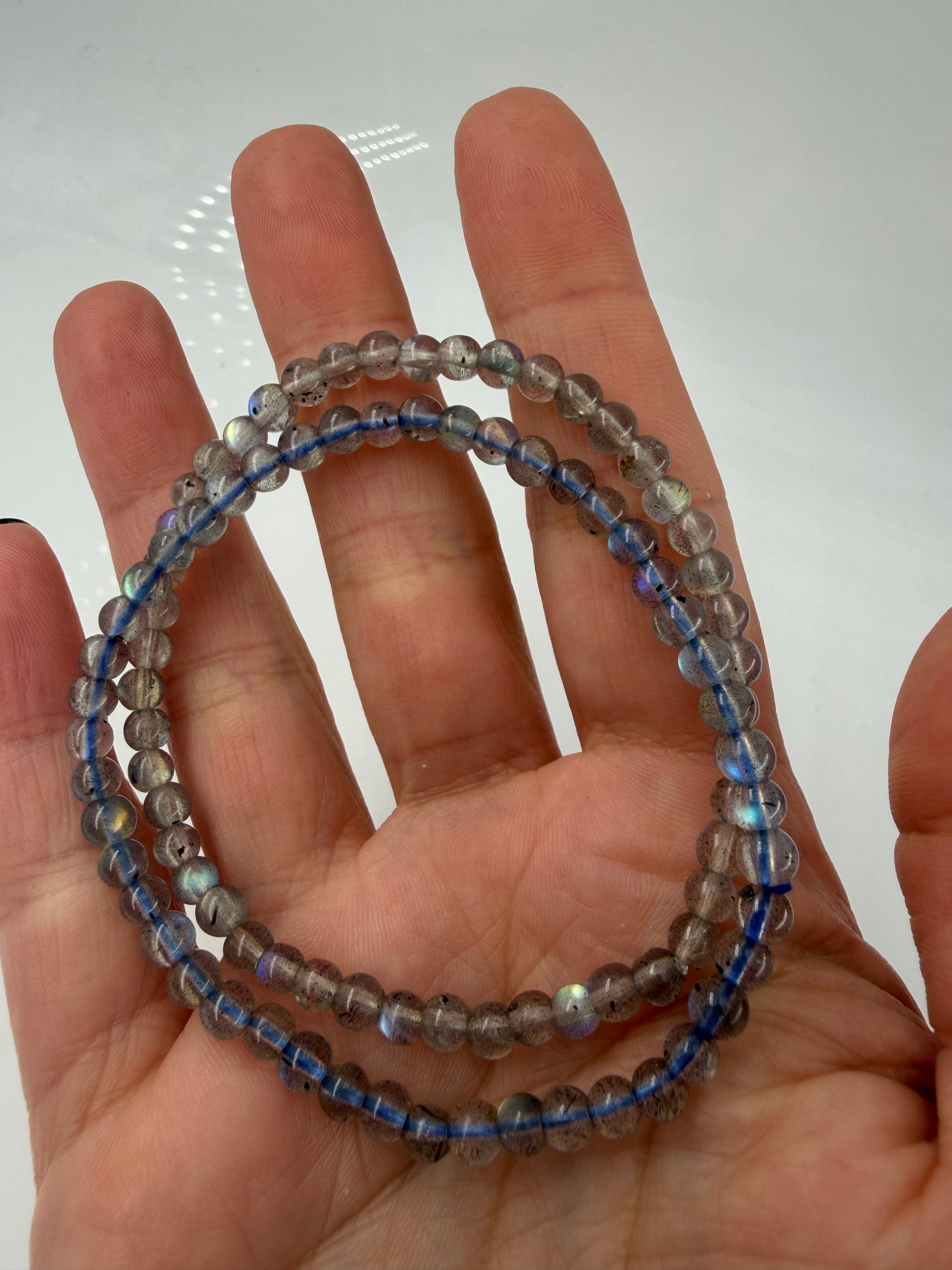 Labradorit Armband mit Labradoreszenz-Effekt.