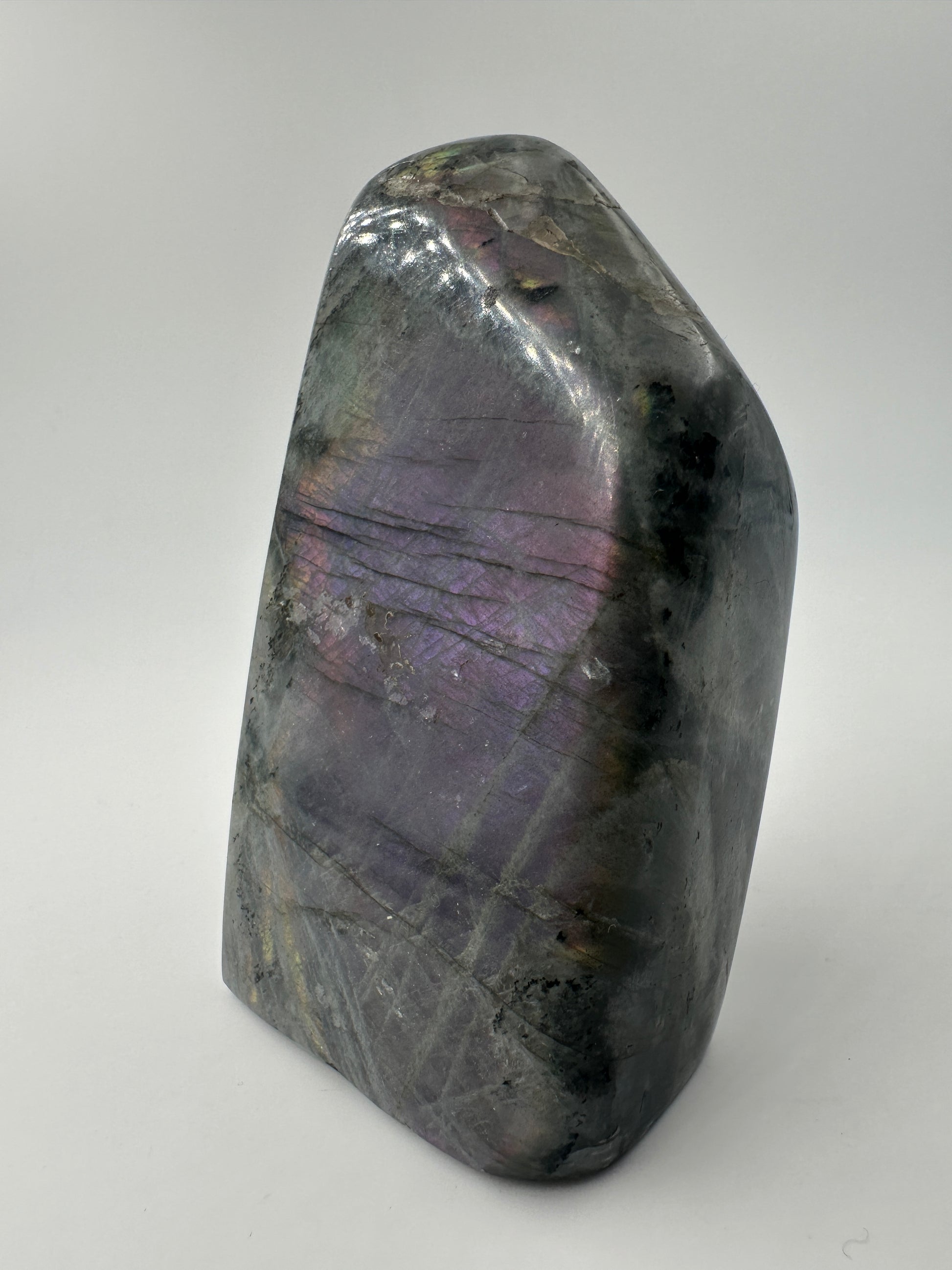 Labradorit Freiform L69, 10 × 5,5 cm, großformatiges Feldspatmineral mit seltenem lila-gelbem Spektralflash, Sammlerstück