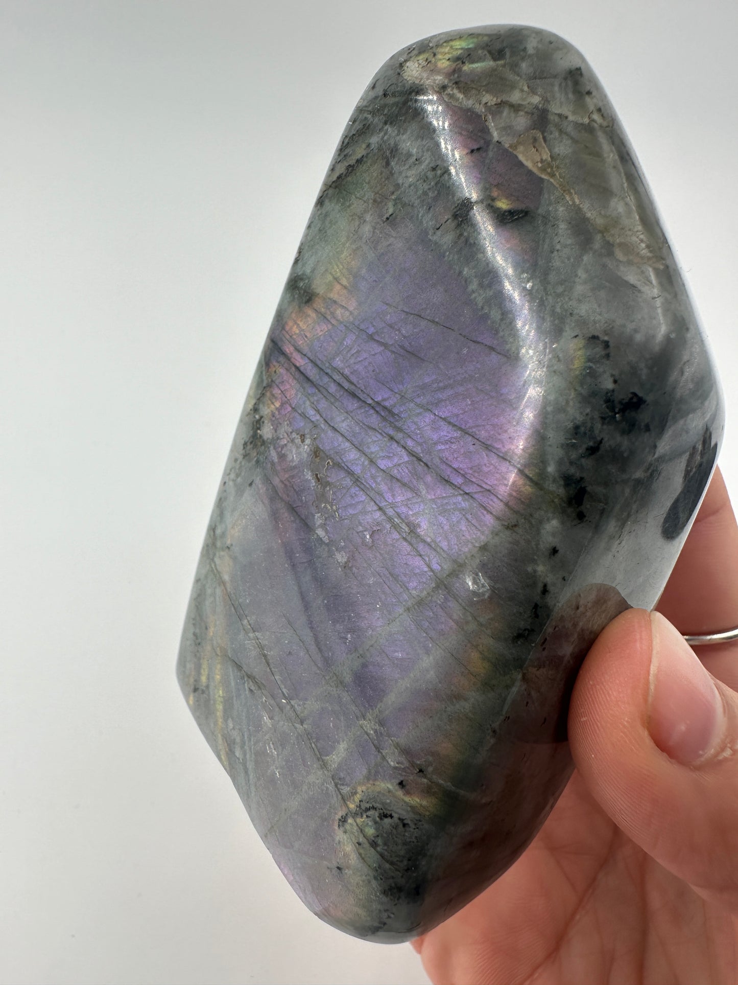 Labradorit Freiform L69, 10 × 5,5 cm, großformatiges Feldspatmineral mit seltenem lila-gelbem Spektralflash, Sammlerstück