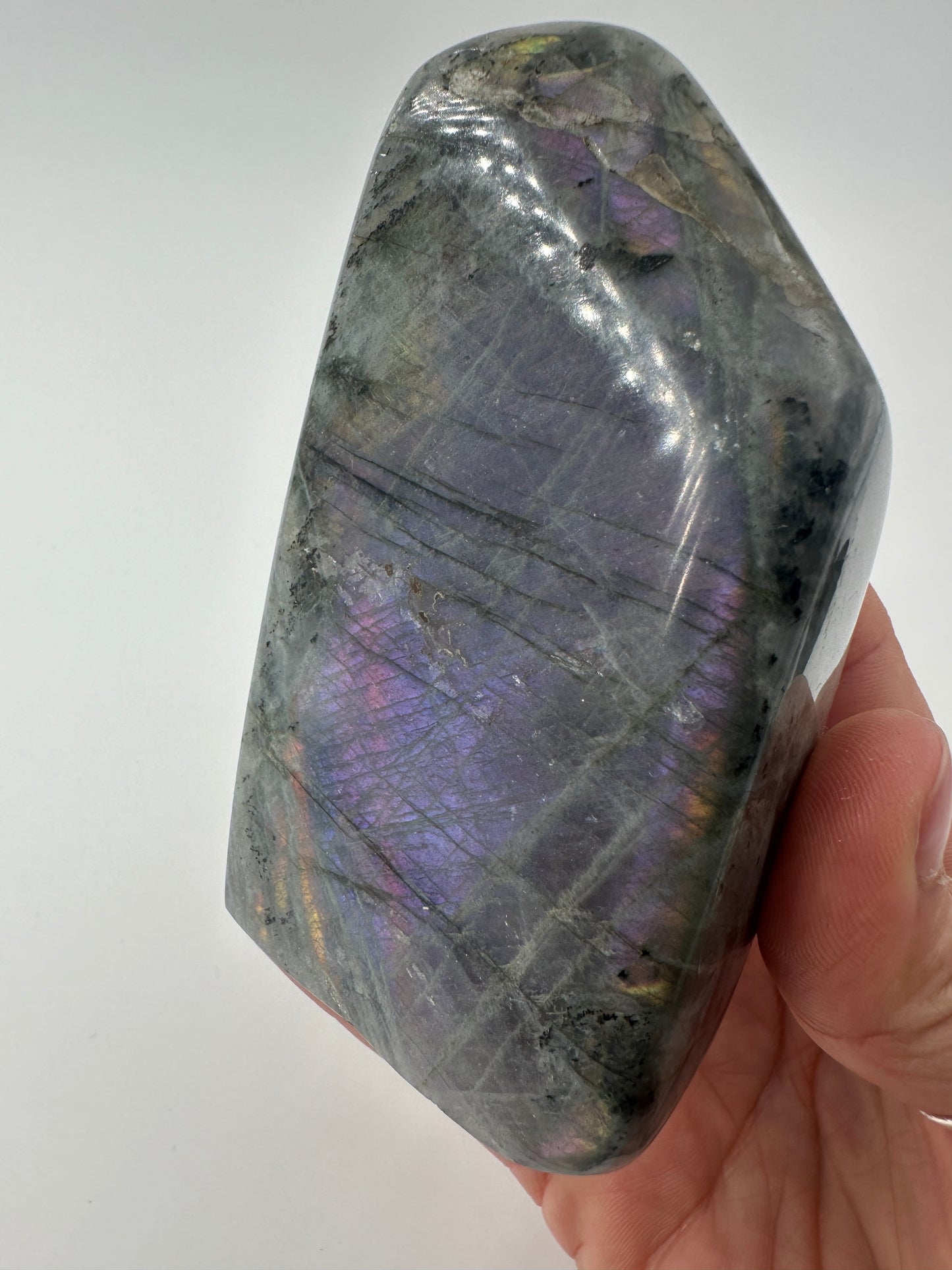 Labradorit Freiform L69, 10 × 5,5 cm, großformatiges Feldspatmineral mit seltenem lila-gelbem Spektralflash, Sammlerstück