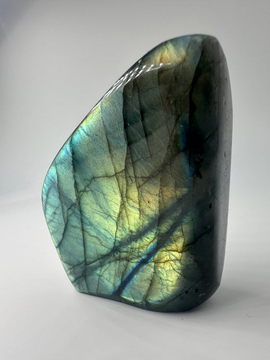Labradorit Freiform LFC22, 6 × 4,6 cm, poliertes Feldspatmineral mit blau-grünem Labradoreszenz-Schimmer, kompaktes Sammlerstück