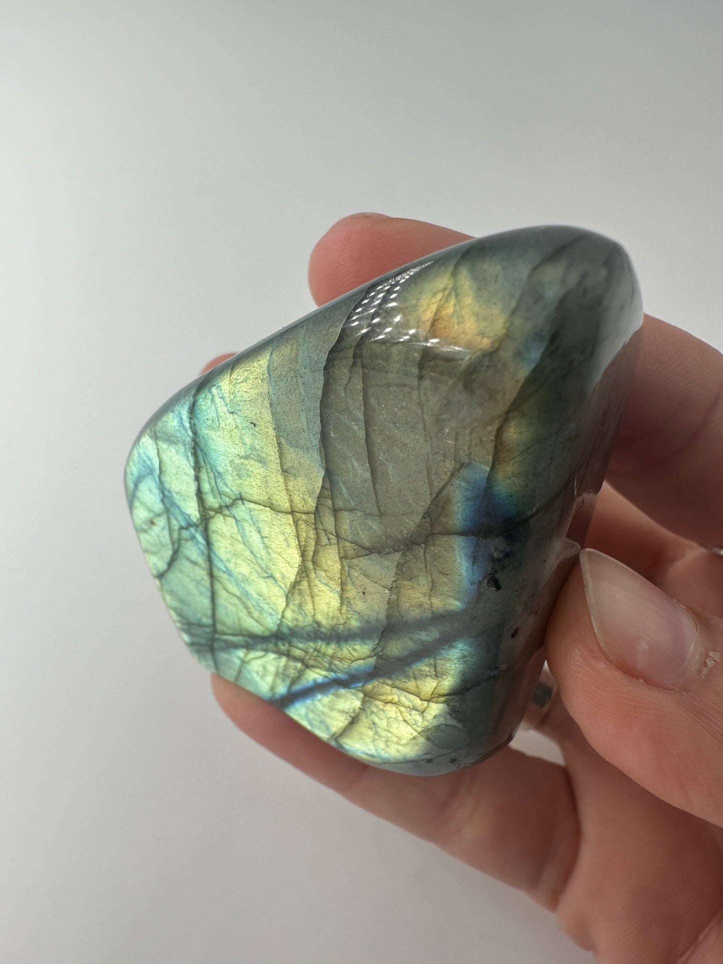 Labradorit Freiform LFC22, 6 × 4,6 cm, poliertes Feldspatmineral mit blau-grünem Labradoreszenz-Schimmer, kompaktes Sammlerstück