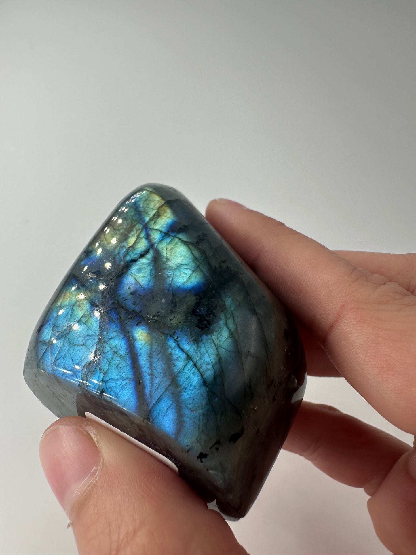 Labradorit Freiform LFC22, 6 × 4,6 cm, poliertes Feldspatmineral mit blau-grünem Labradoreszenz-Schimmer, kompaktes Sammlerstück