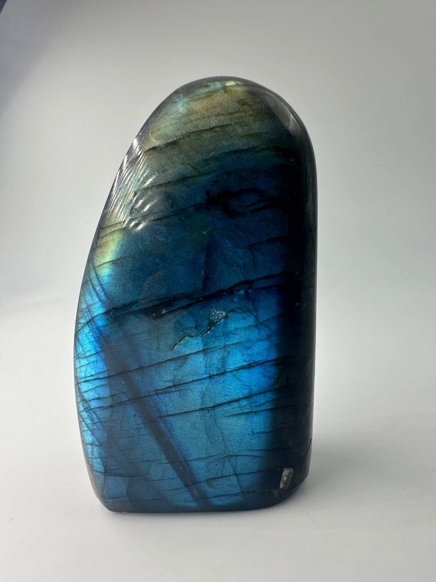 Labradorit Freiform LFD38, 7,5 × 4,5 cm, längliches poliertes Feldspatmineral mit blau-goldenem Labradoreszenz-Schimmer, Sammlerstück