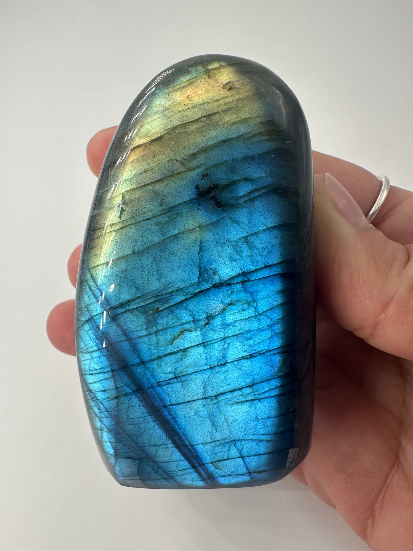 Labradorit Freiform LFD38, 7,5 × 4,5 cm, längliches poliertes Feldspatmineral mit blau-goldenem Labradoreszenz-Schimmer, Sammlerstück
