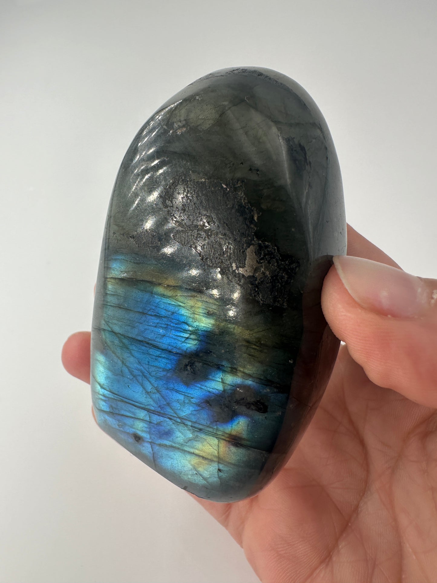 Labradorit Freiform LFD38, 7,5 × 4,5 cm, längliches poliertes Feldspatmineral mit blau-goldenem Labradoreszenz-Schimmer, Sammlerstück