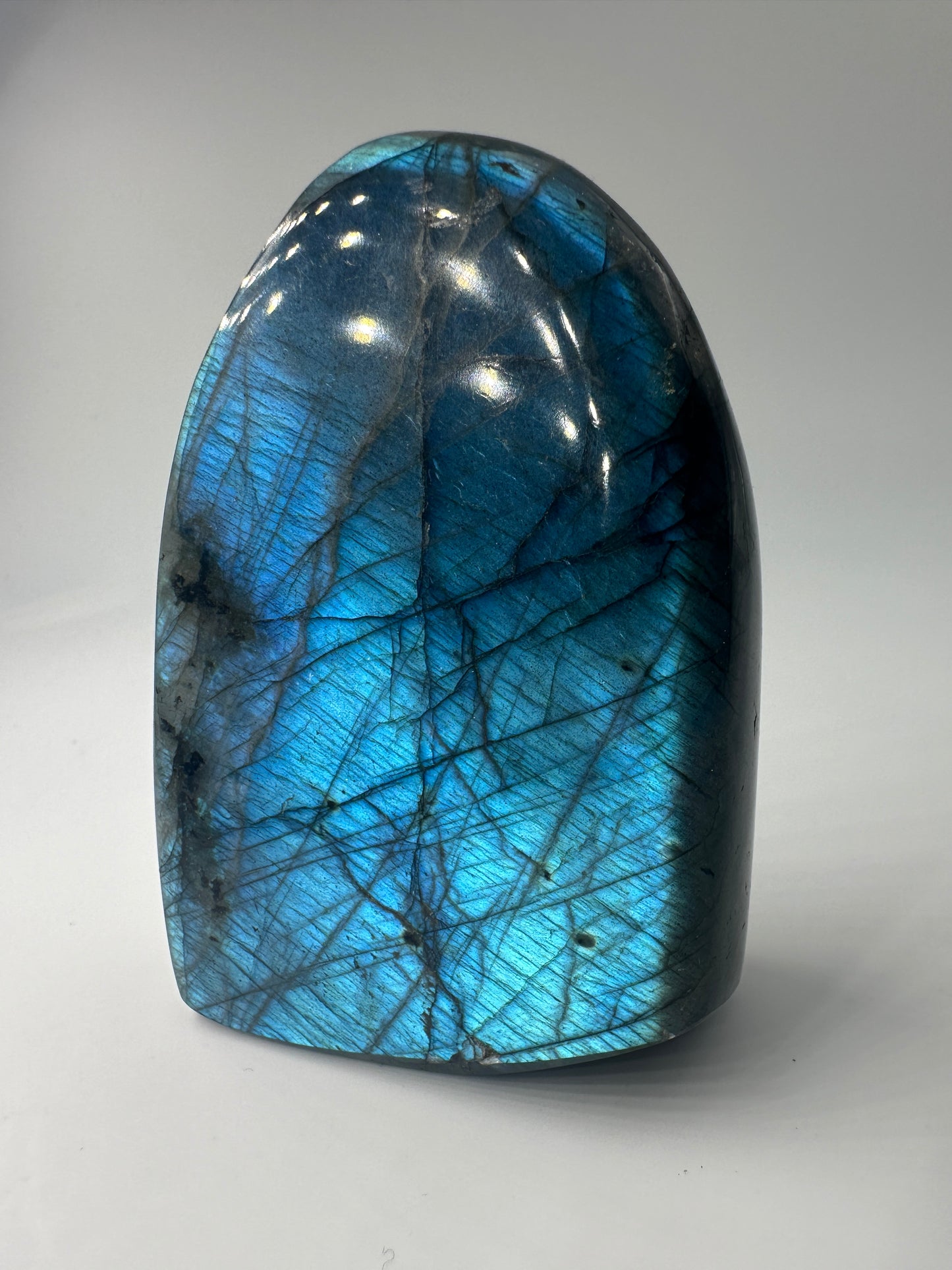 Labradorit Freiform LFF38, 8 × 6 cm, poliertes Feldspatmineral mit blauen  Labradoreszenz-Schimmer, Sammlerstück