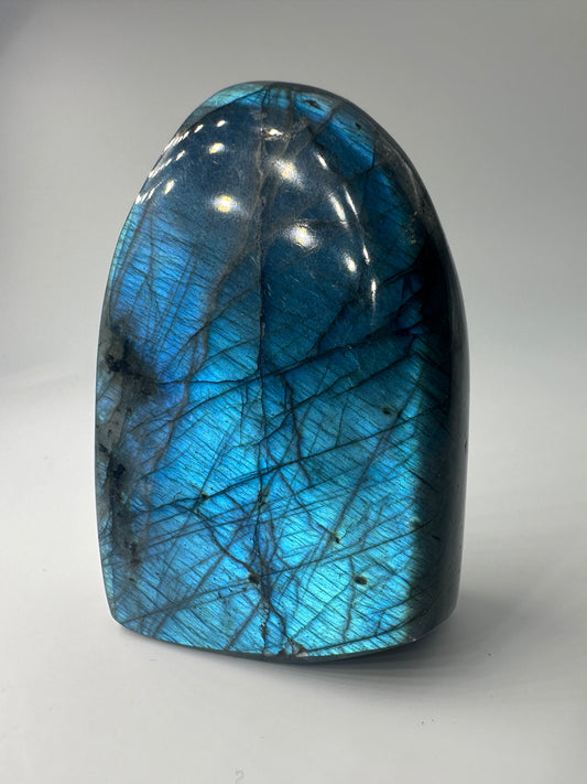 Labradorit Freiform LFF38, 8 × 6 cm, poliertes Feldspatmineral mit blauen  Labradoreszenz-Schimmer, Sammlerstück