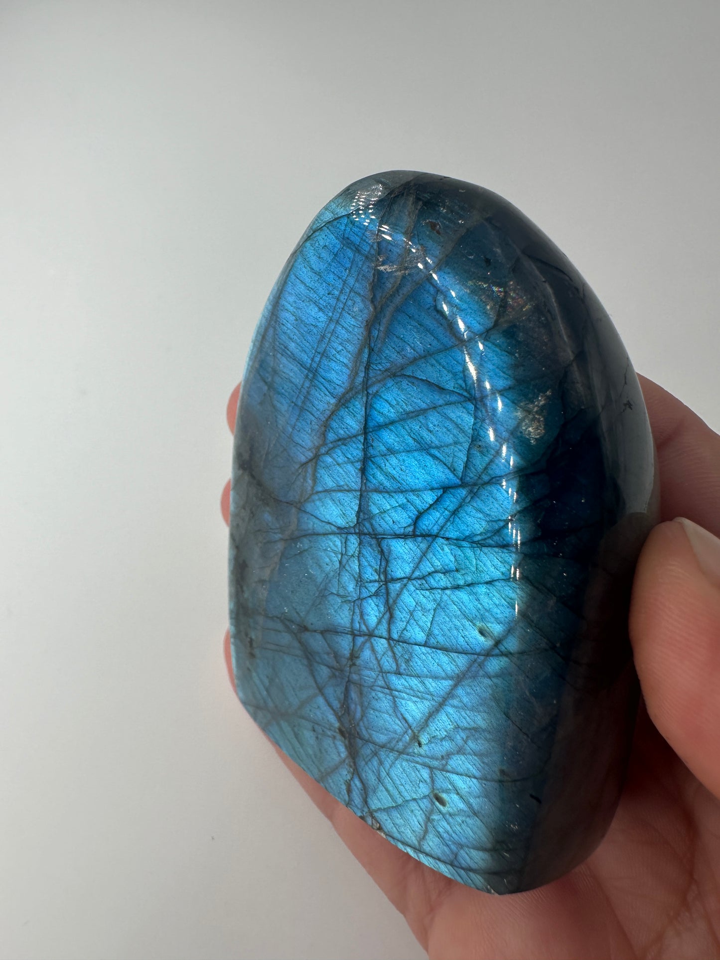 Labradorit Freiform LFF38, 8 × 6 cm, poliertes Feldspatmineral mit blauen  Labradoreszenz-Schimmer, Sammlerstück
