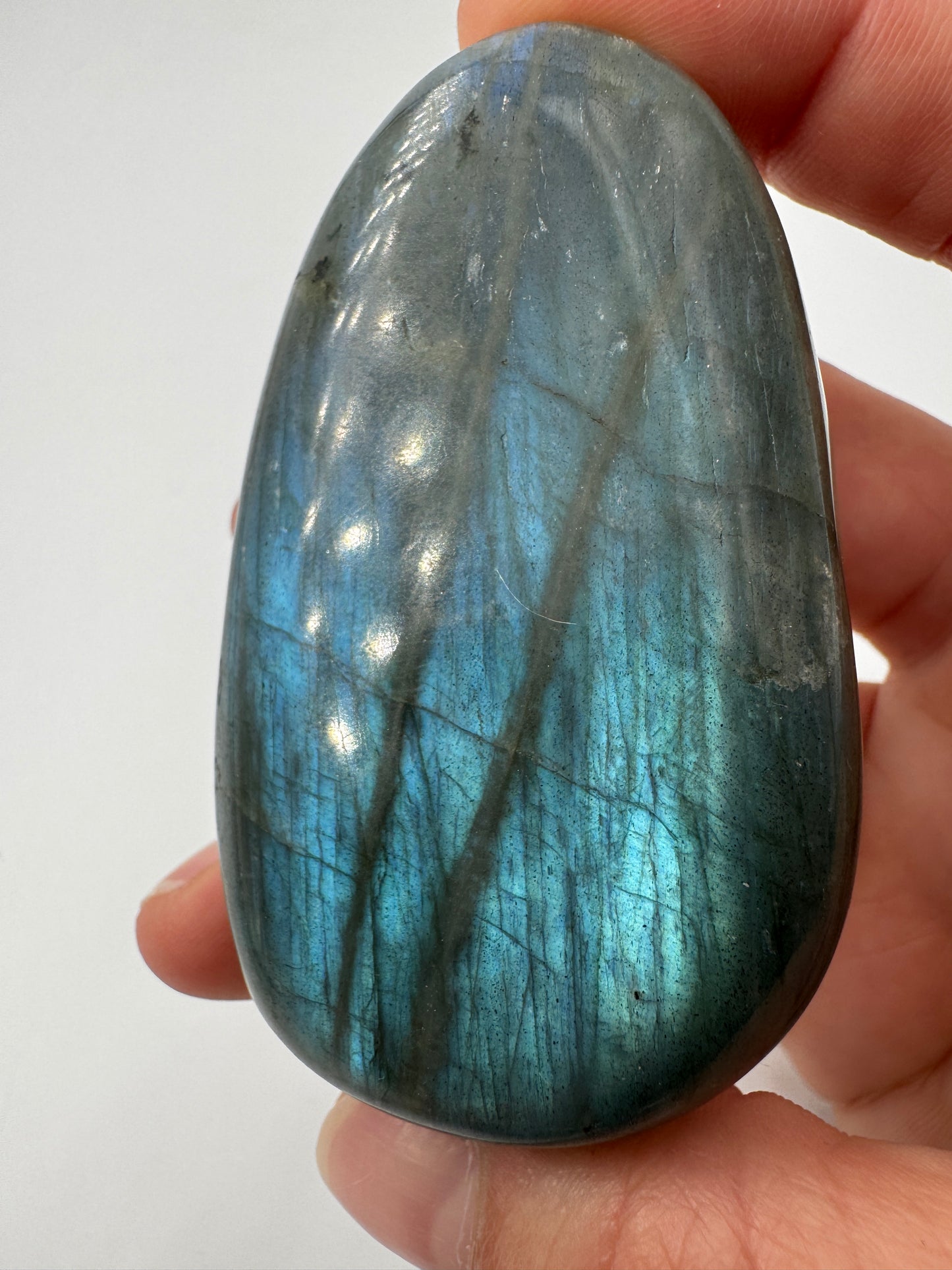 Labradorit Handstein, ca. 5–7 cm – Feldspatvarietät mit irisierendem Labradoreszenz-Effekt in Blau.