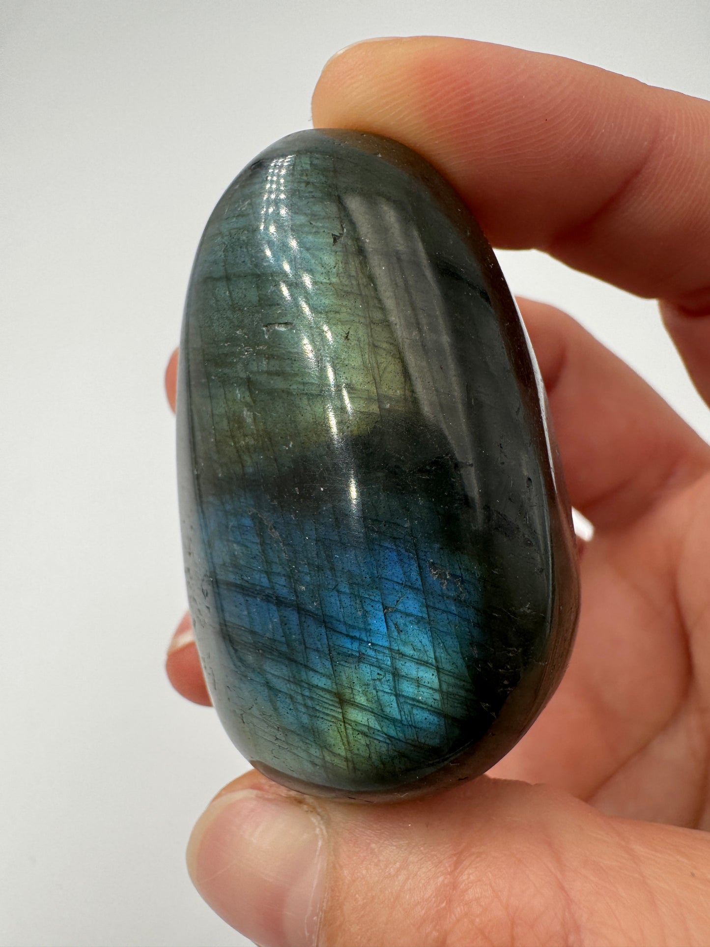 Labradorit Handstein, ca. 5–7 cm – Feldspatvarietät mit irisierendem Labradoreszenz-Effekt in Blau und Grün, Einzelstück.