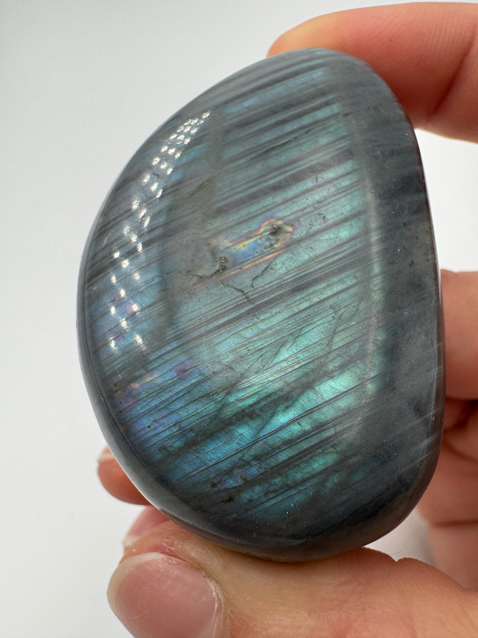Labradorit Handstein, ca. 5–7 cm – Feldspatvarietät mit irisierendem Labradoreszenz-Effekt in Blau.