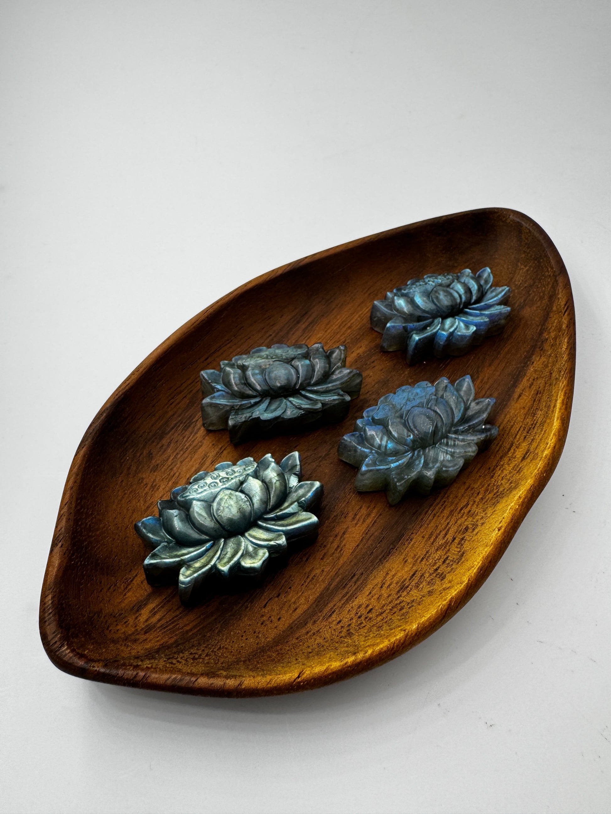 Labradorit Lotusblume – Carving aus Labradorit