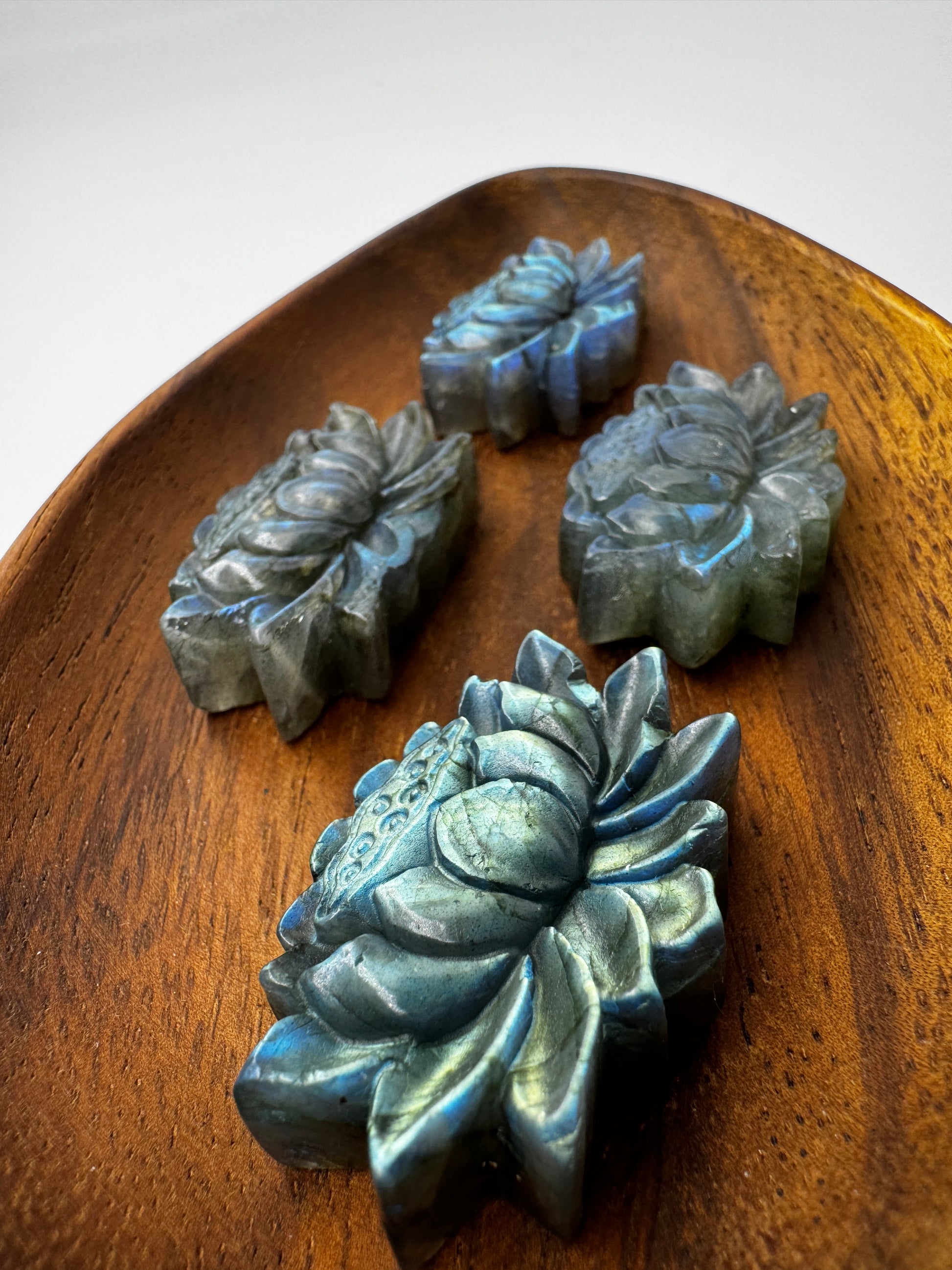 Labradorit Lotusblume – Carving aus Labradorit