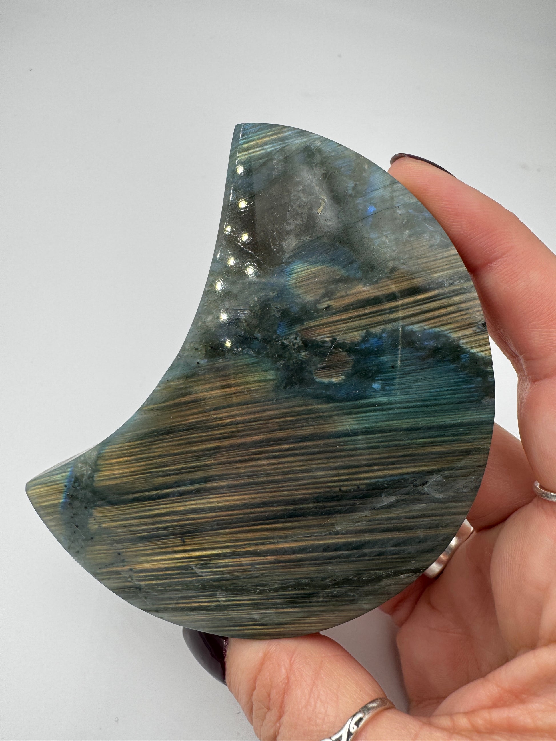Mondcarving aus Labradorit LM49 mit lebendigem Farbenspiel in Blau, Grün und Gold (Labradoreszenz).