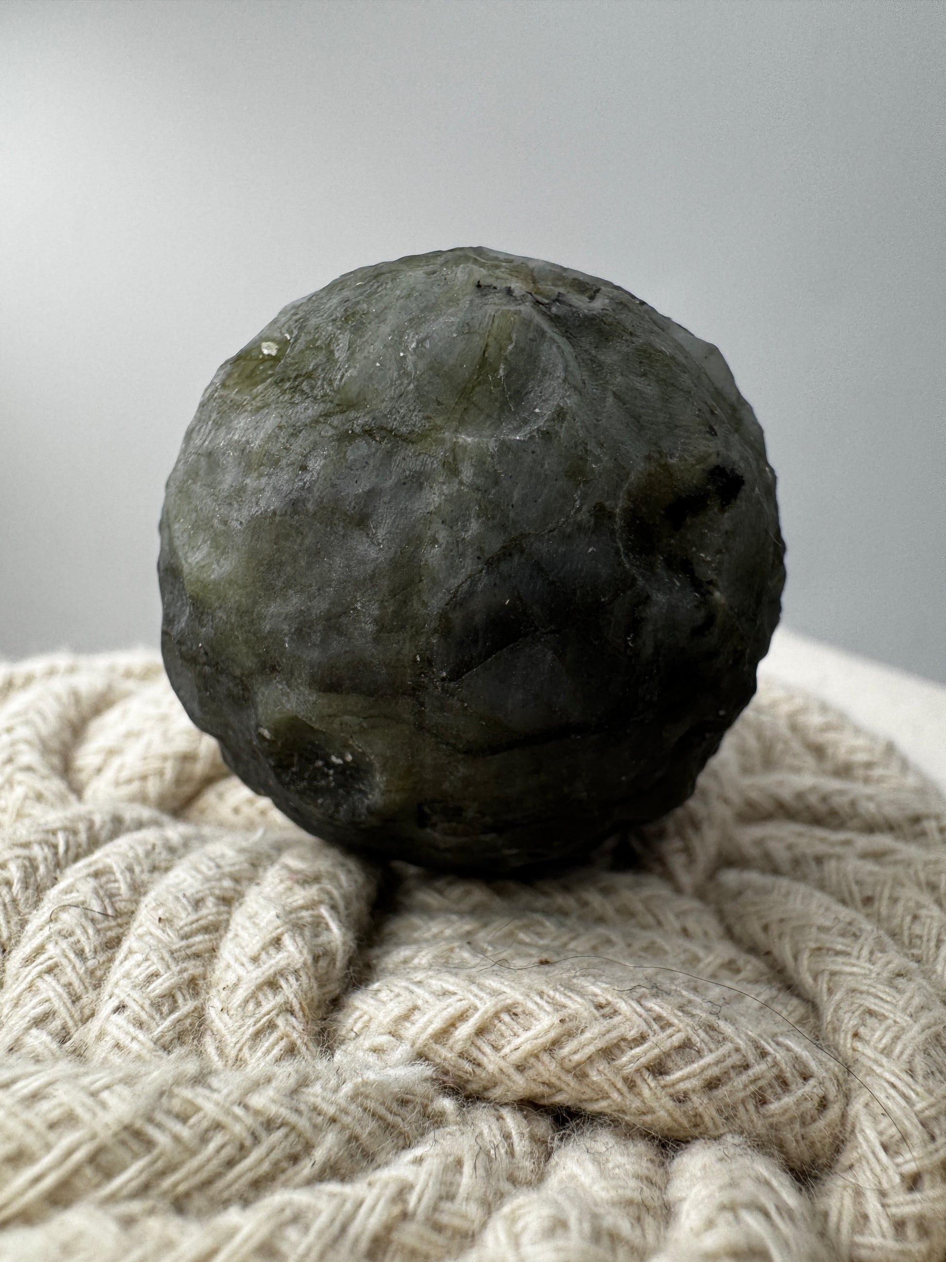 Labradorit Mond LMA35 – handgeschnitzter Mond aus Labradorit 