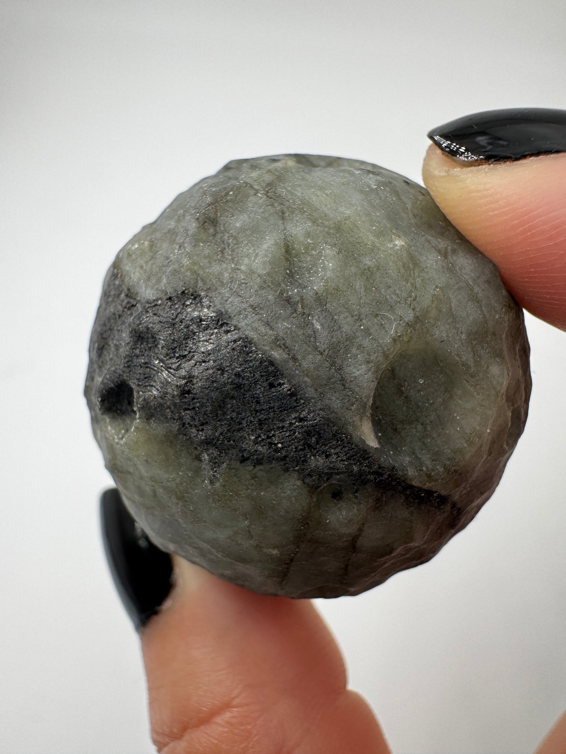 Labradorit Mond LMA35 – handgeschnitzter Mond aus Labradorit 