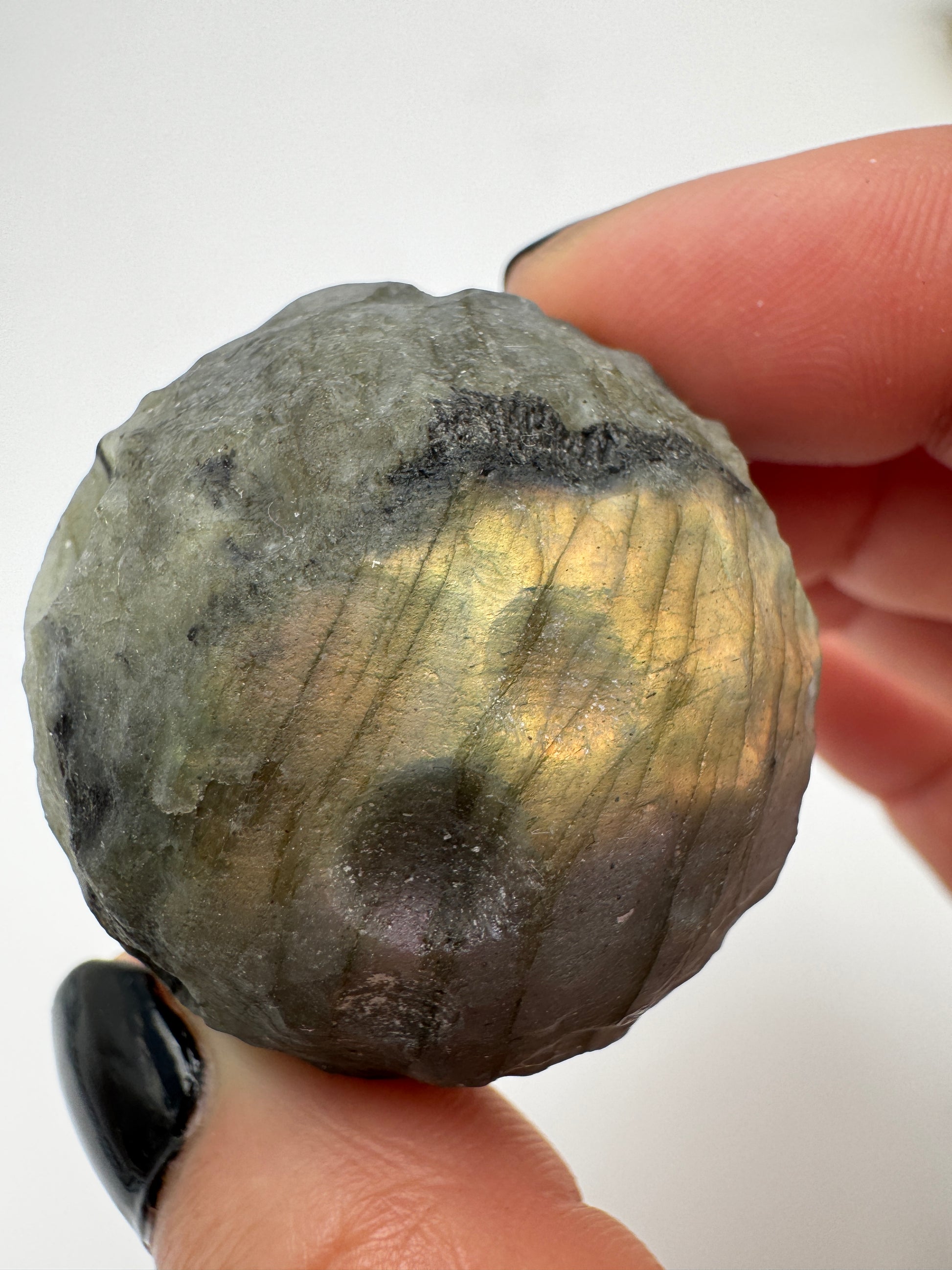 Labradorit Mond LMA35 – handgeschnitzter Mond aus Labradorit 