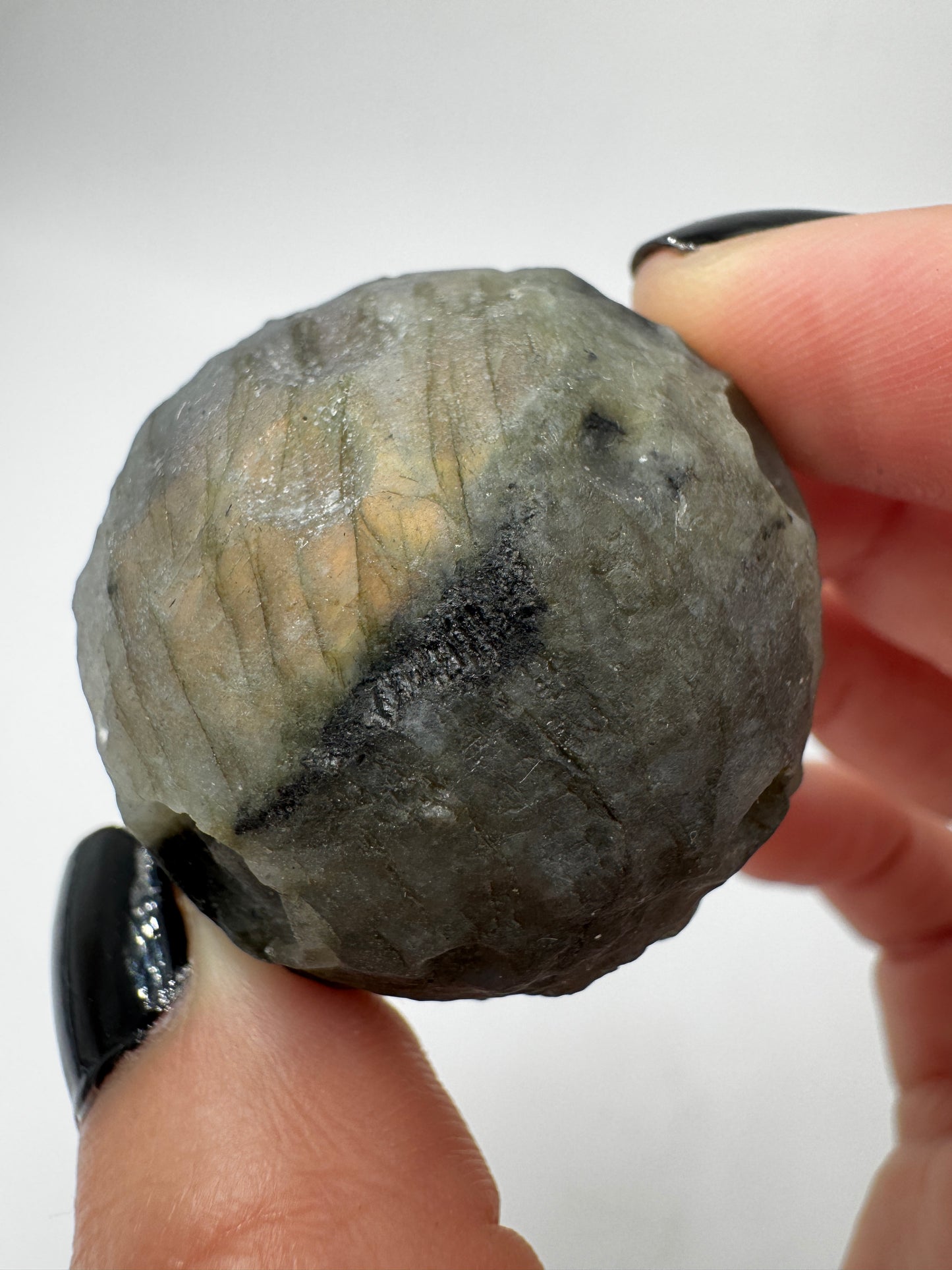Labradorit Mond LMA35 – handgeschnitzter Mond aus Labradorit 