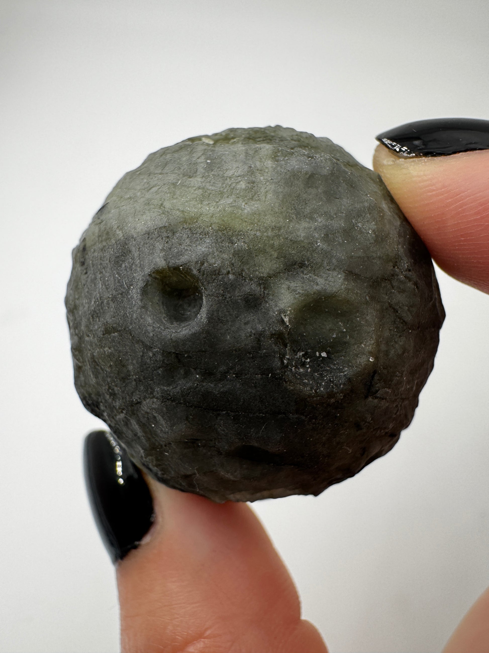Labradorit Mond LMA35 – handgeschnitzter Mond aus Labradorit 