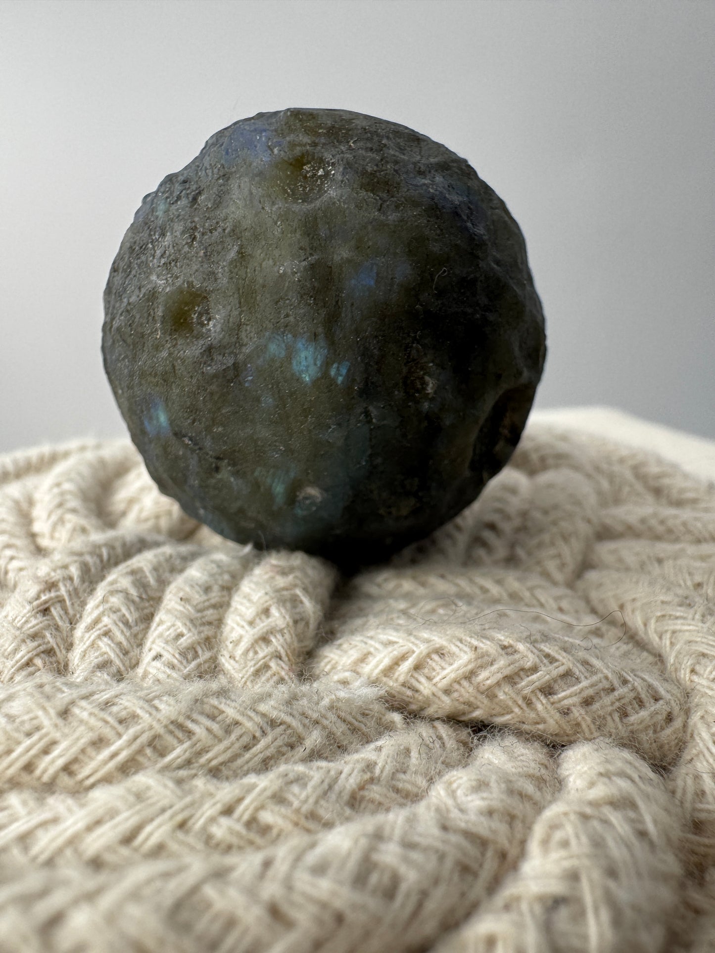 Labradorit-Mond mit haptischen Kratern und Labradoreszenz.
