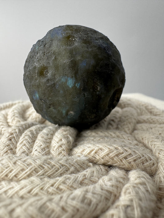 Labradorit-Mond mit haptischen Kratern und Labradoreszenz.