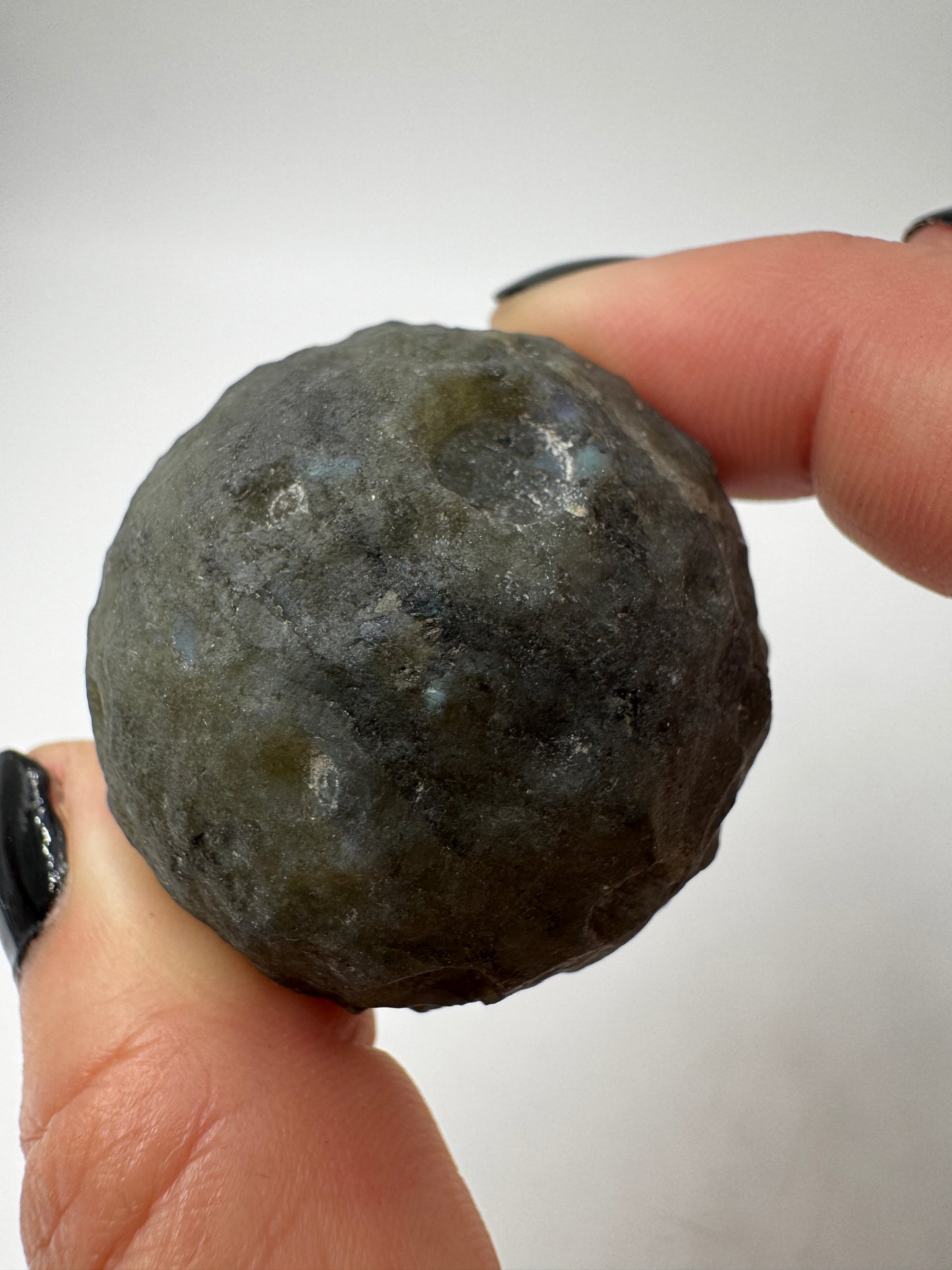 Labradorit-Mond mit haptischen Kratern und Labradoreszenz.
