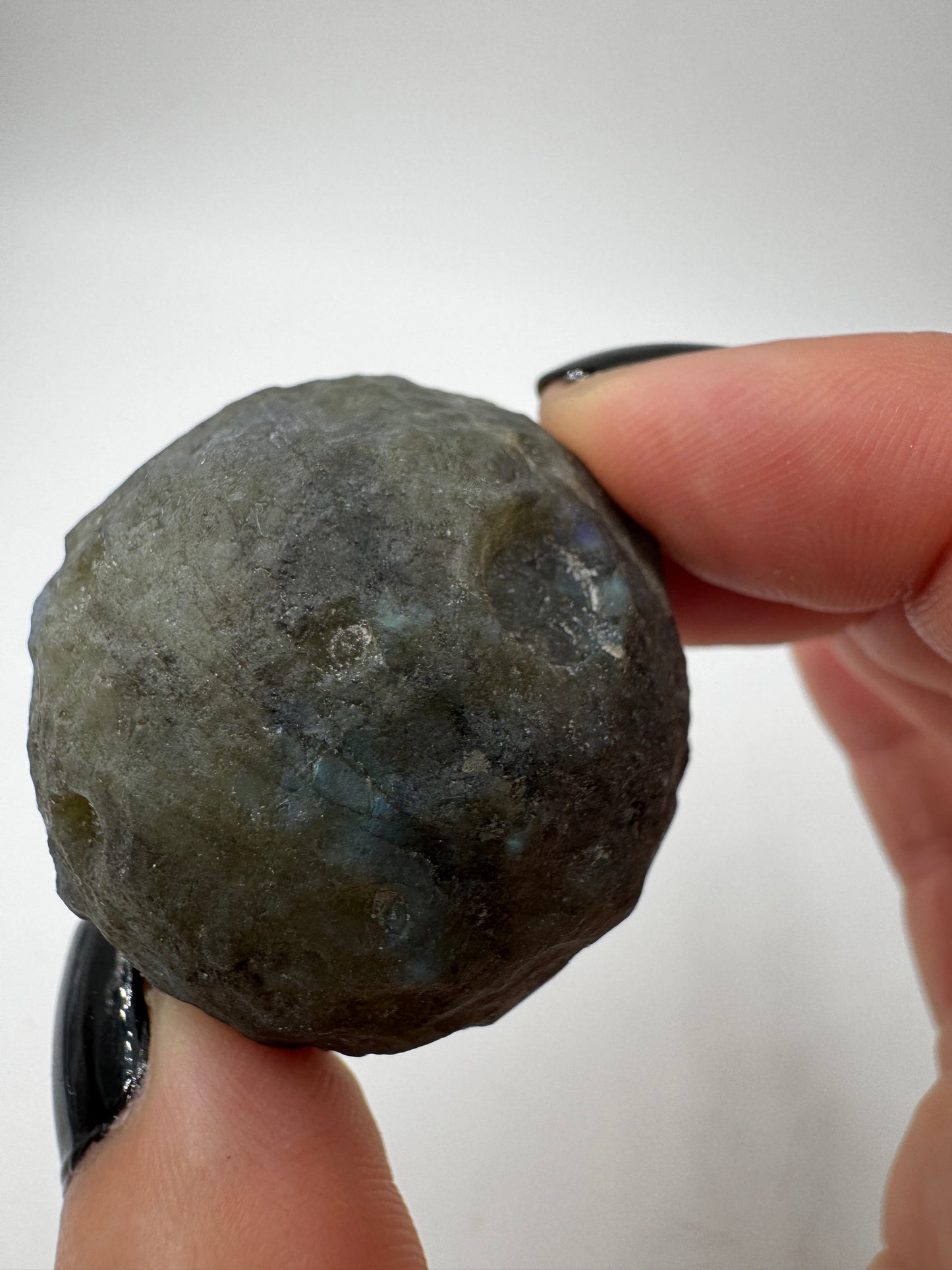 Labradorit-Mond mit haptischen Kratern und Labradoreszenz.