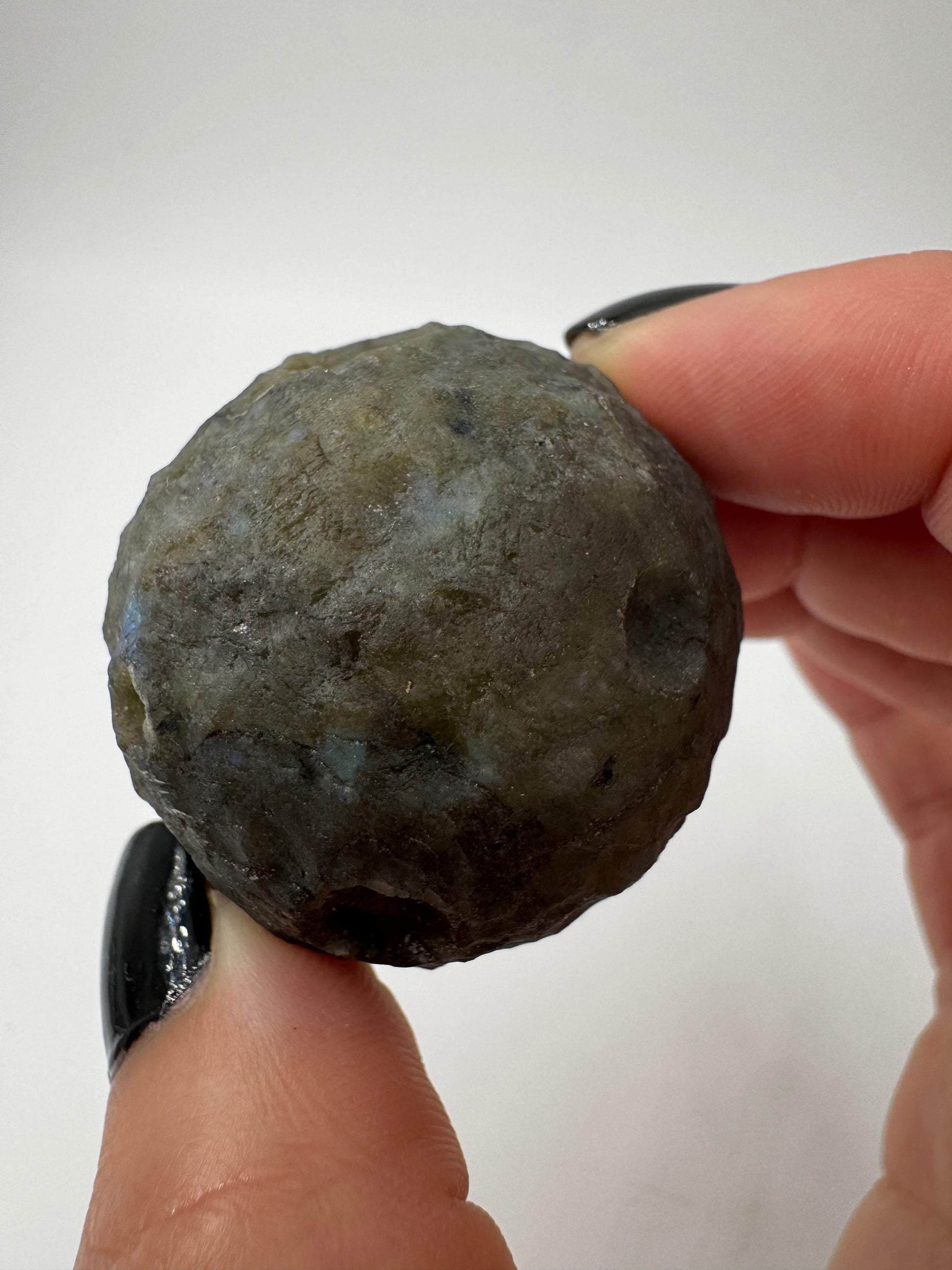 Labradorit-Mond mit haptischen Kratern und Labradoreszenz.