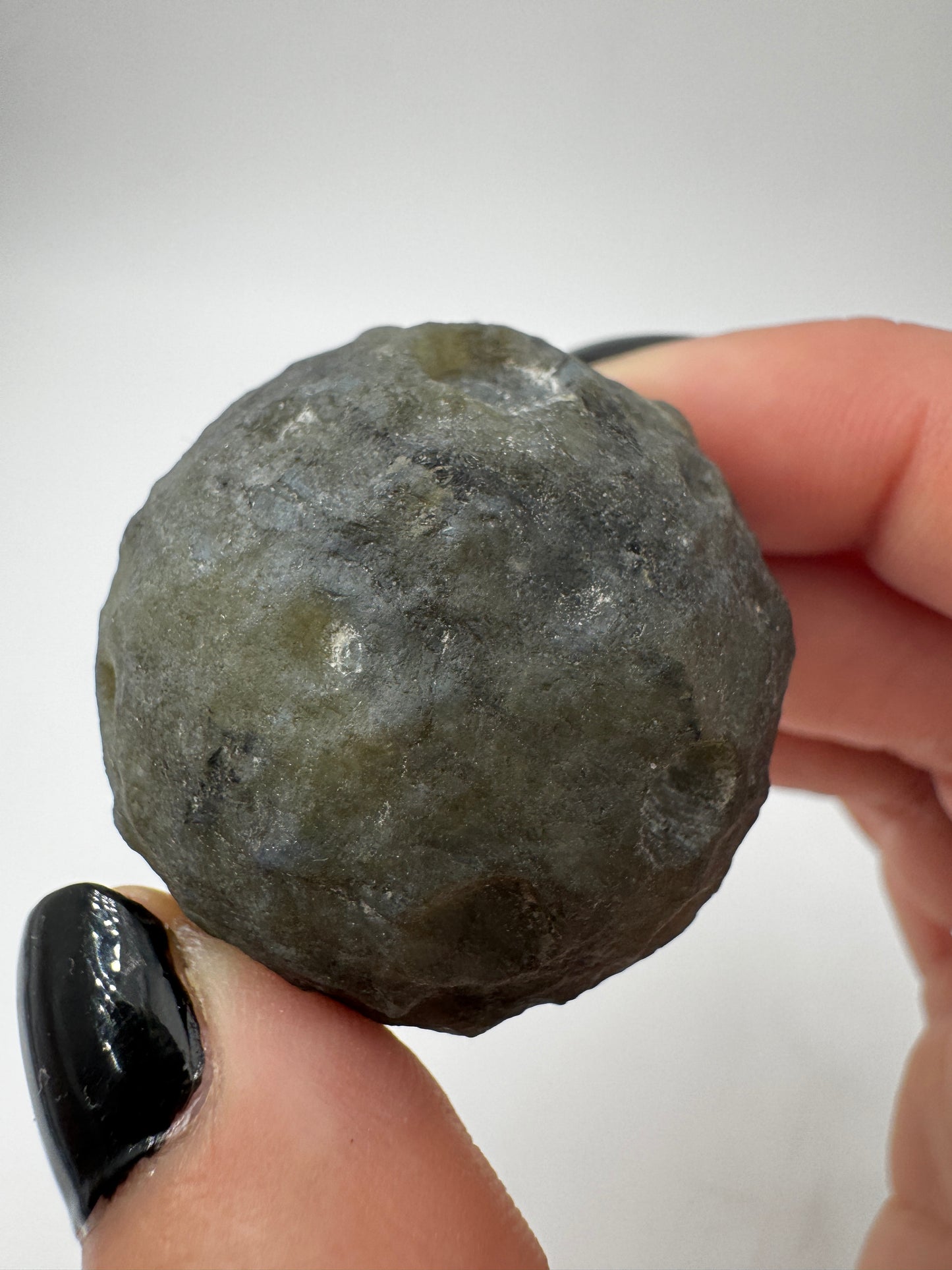 Labradorit-Mond mit haptischen Kratern und Labradoreszenz.